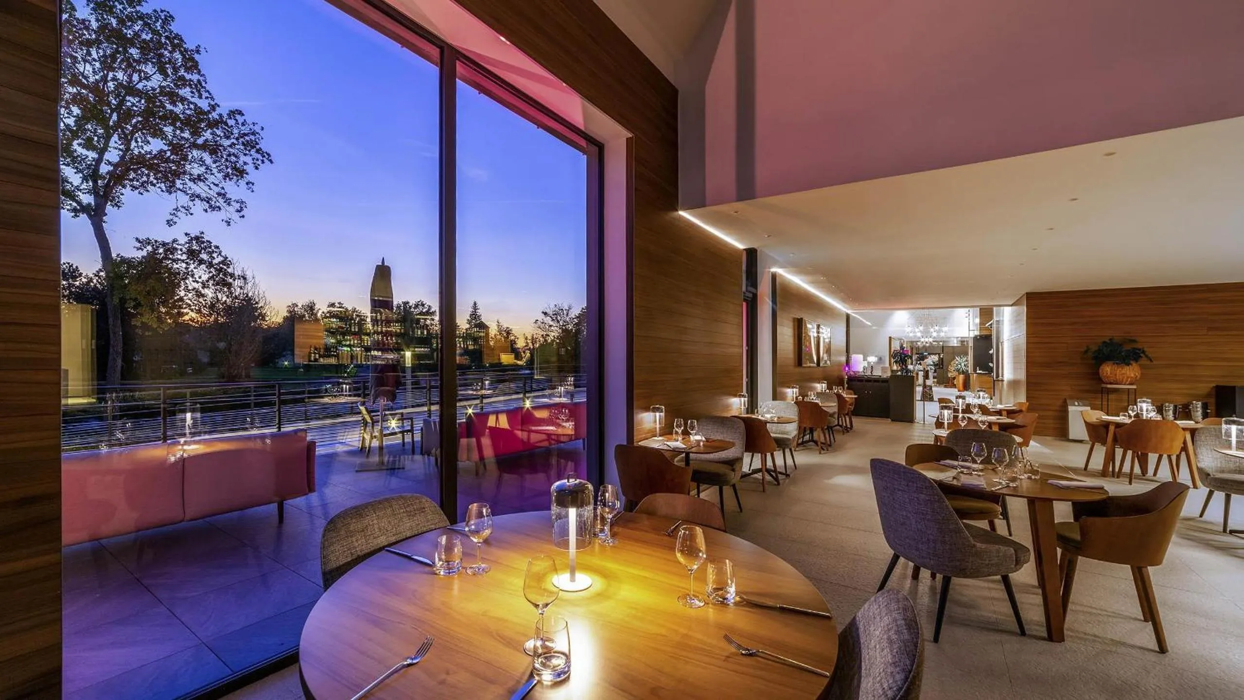 Lounge or bar in Le Domaine des Vanneaux Golf & Spa L'Isle Adam - MGallery Collection