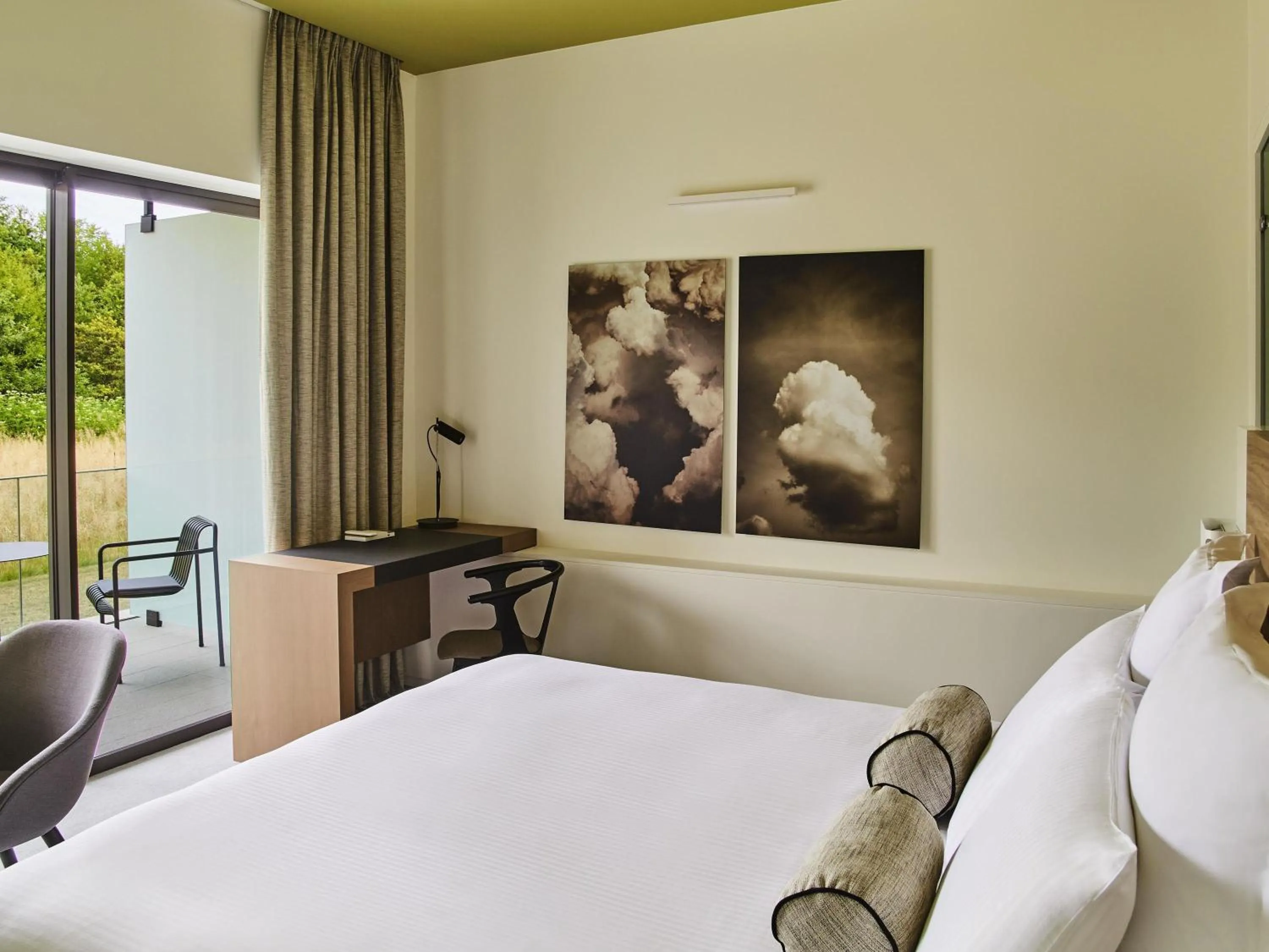 Bedroom, Bed in Le Domaine des Vanneaux Golf & Spa L'Isle Adam - MGallery Collection