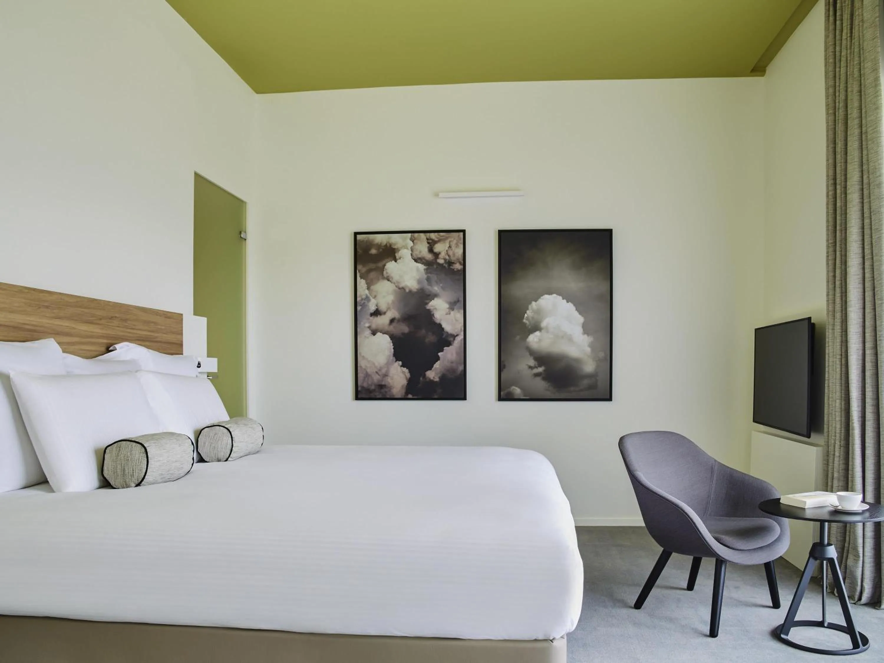 Bedroom, Bed in Le Domaine des Vanneaux Golf & Spa L'Isle Adam - MGallery Collection