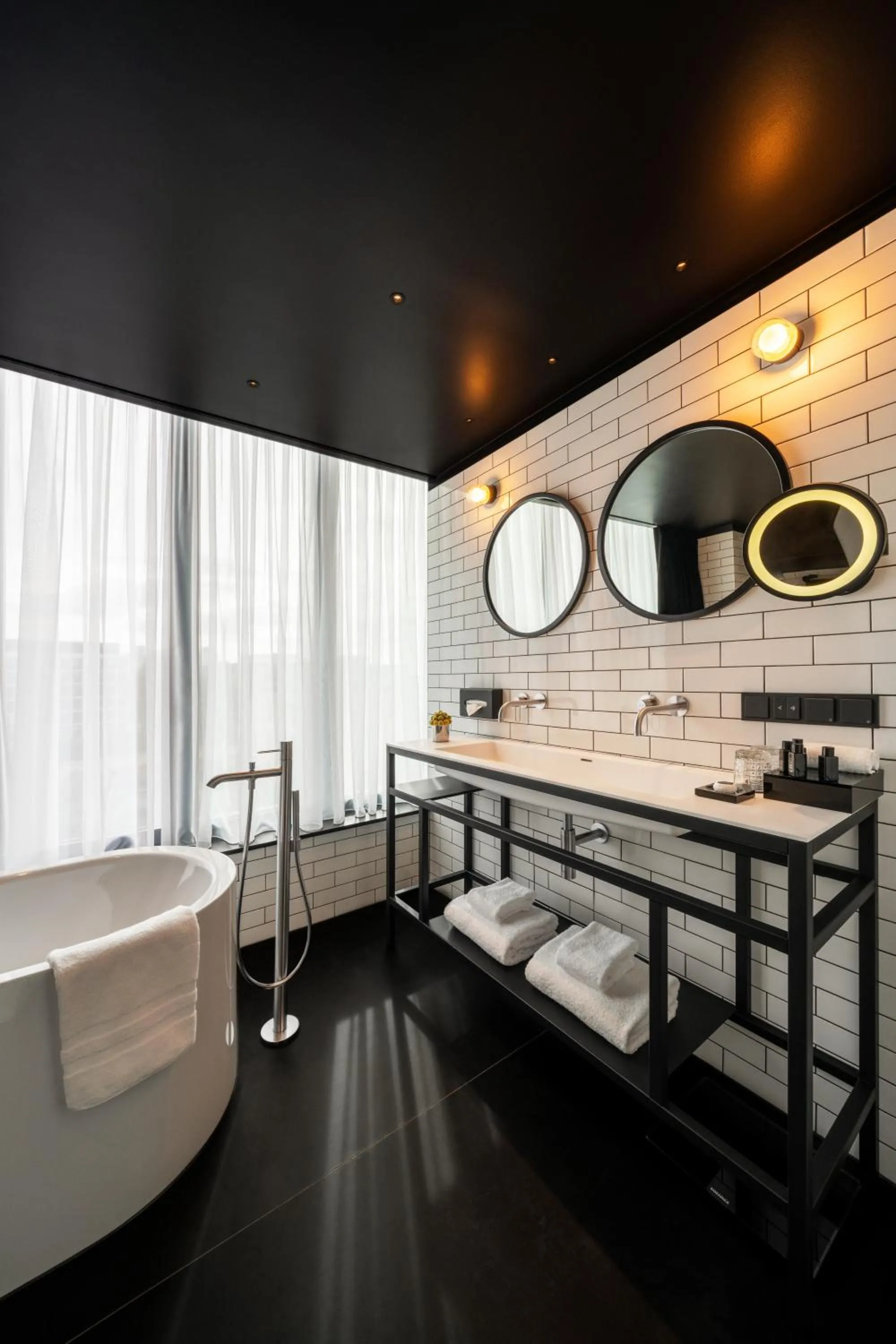 Bathroom, Bed in The Bridge Wroclaw - MGallery