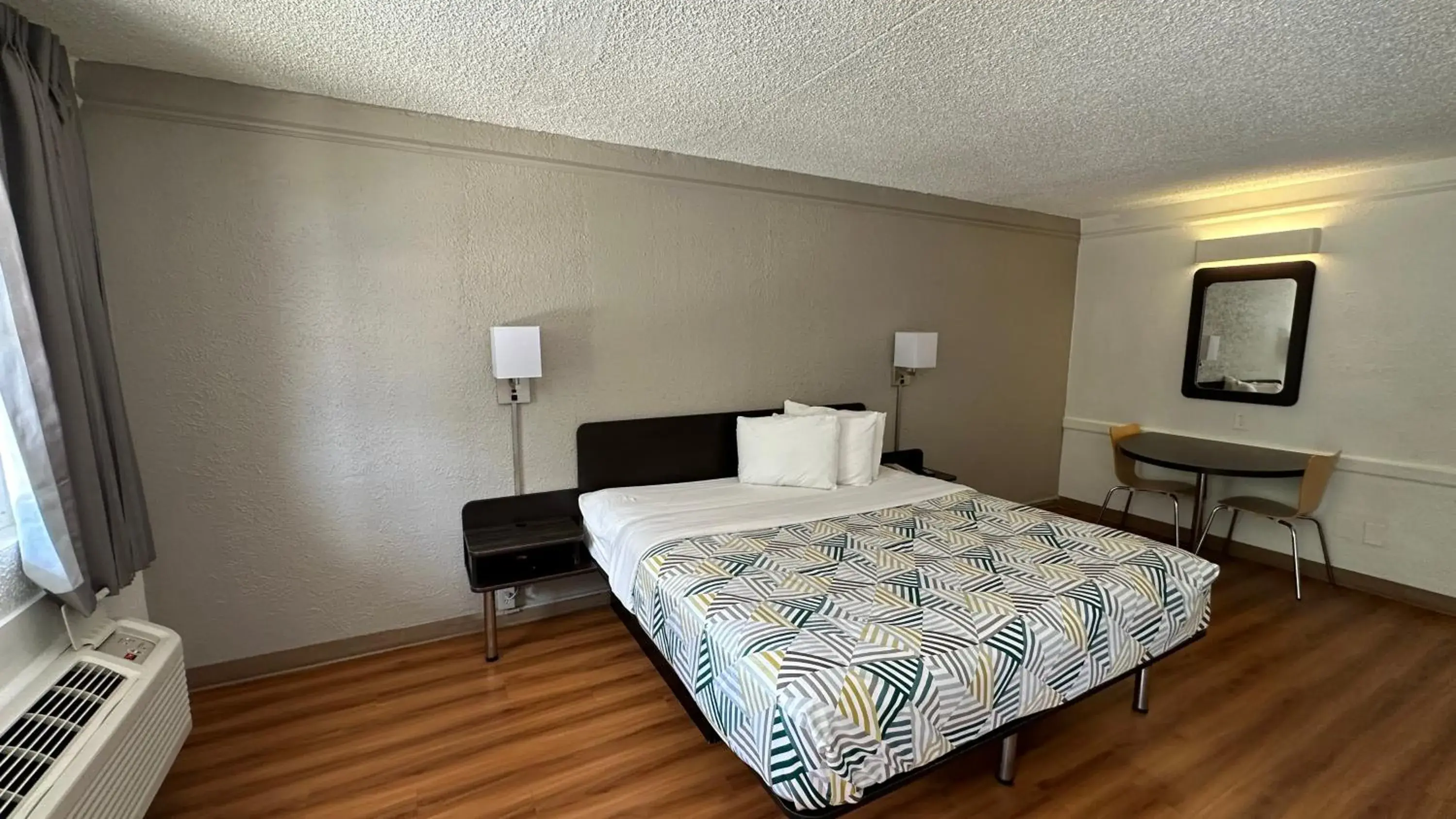 Standard Queen Room - single occupancy - Non-Smoking in Motel 6-Beaumont, TX Standard Queen Room - single occupancy - Non-Smoking in Motel 6-Beaumont, TX