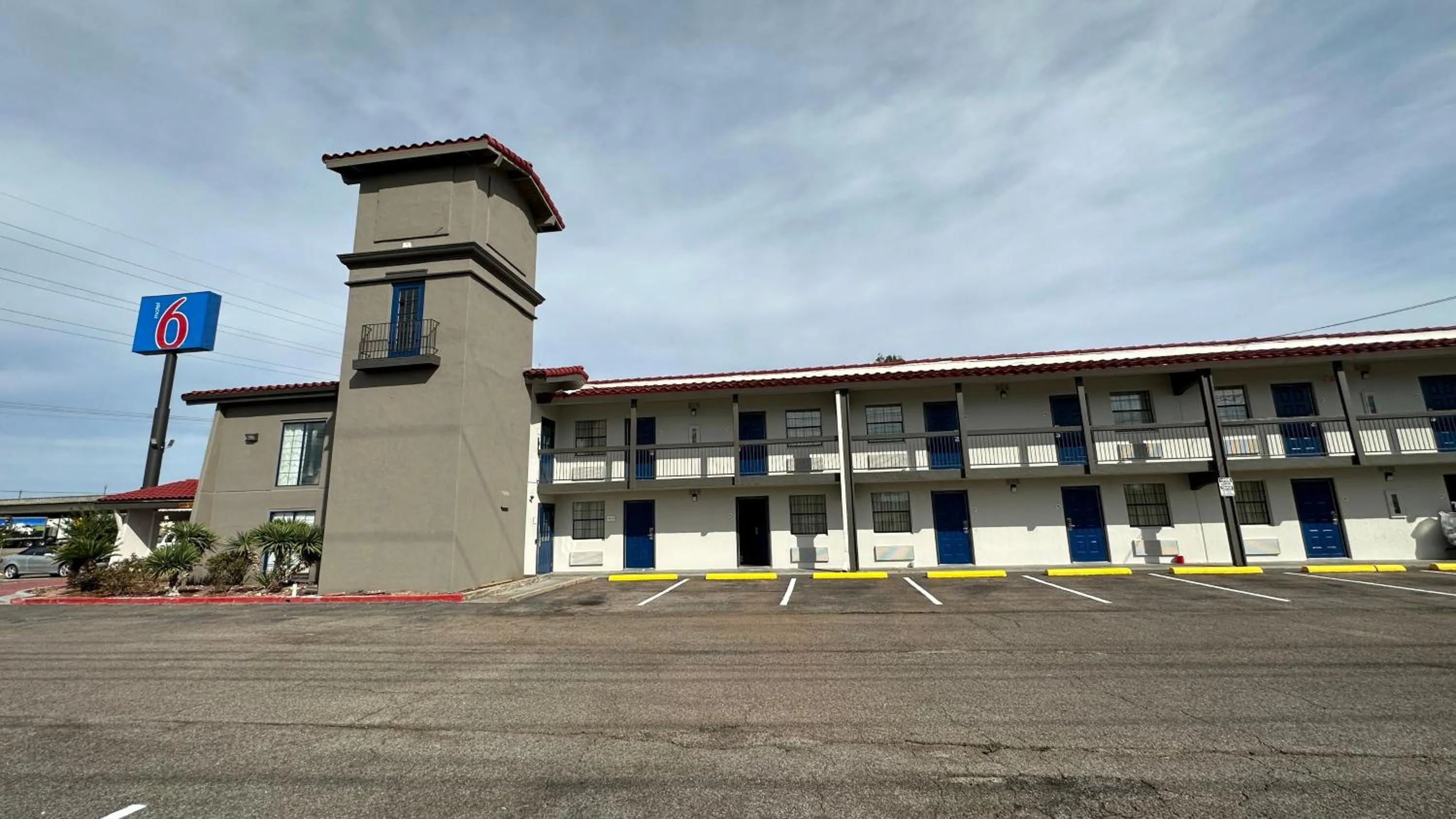 Property building in Motel 6-Beaumont, TX