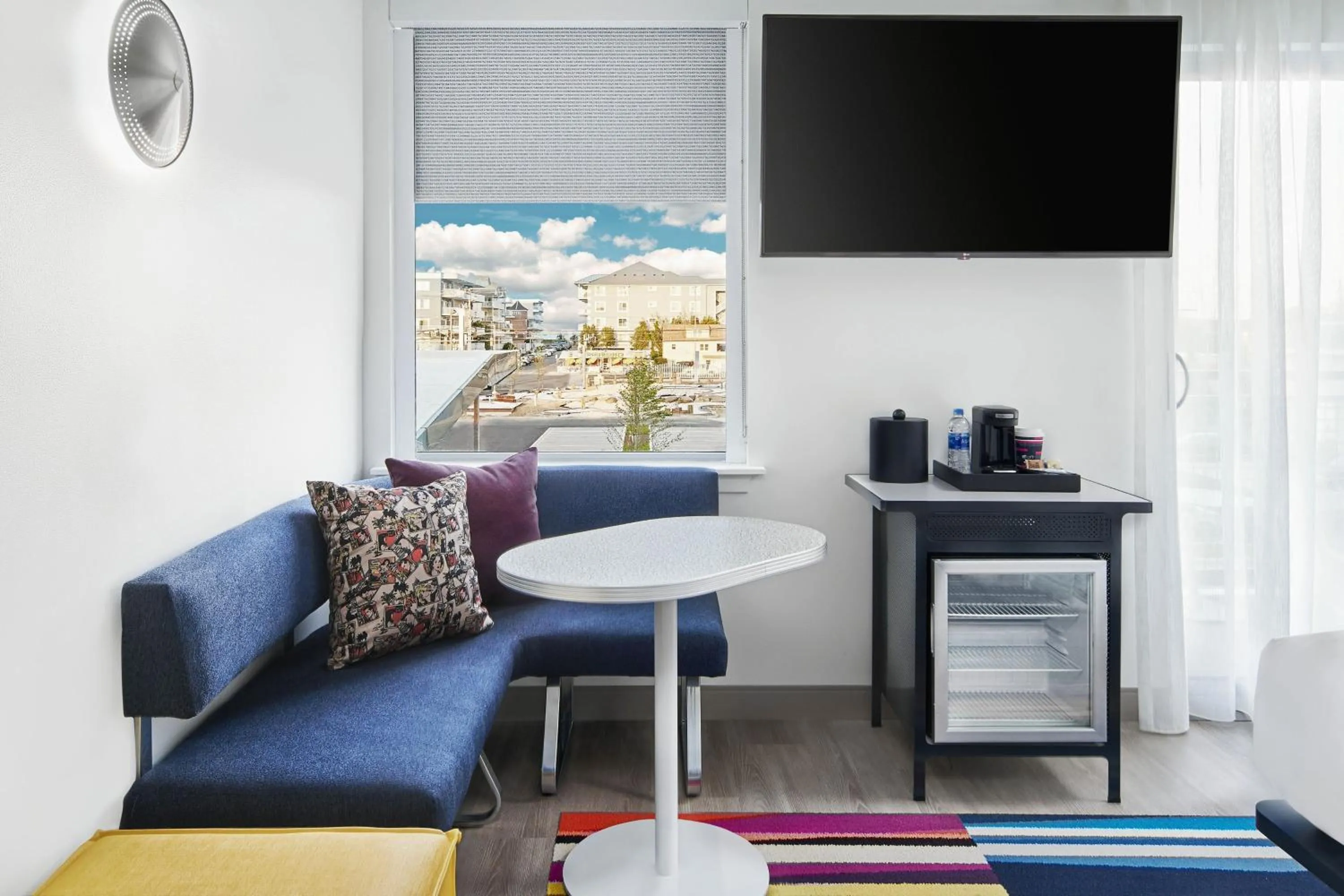 Photo of the whole room in Aloft Ocean City