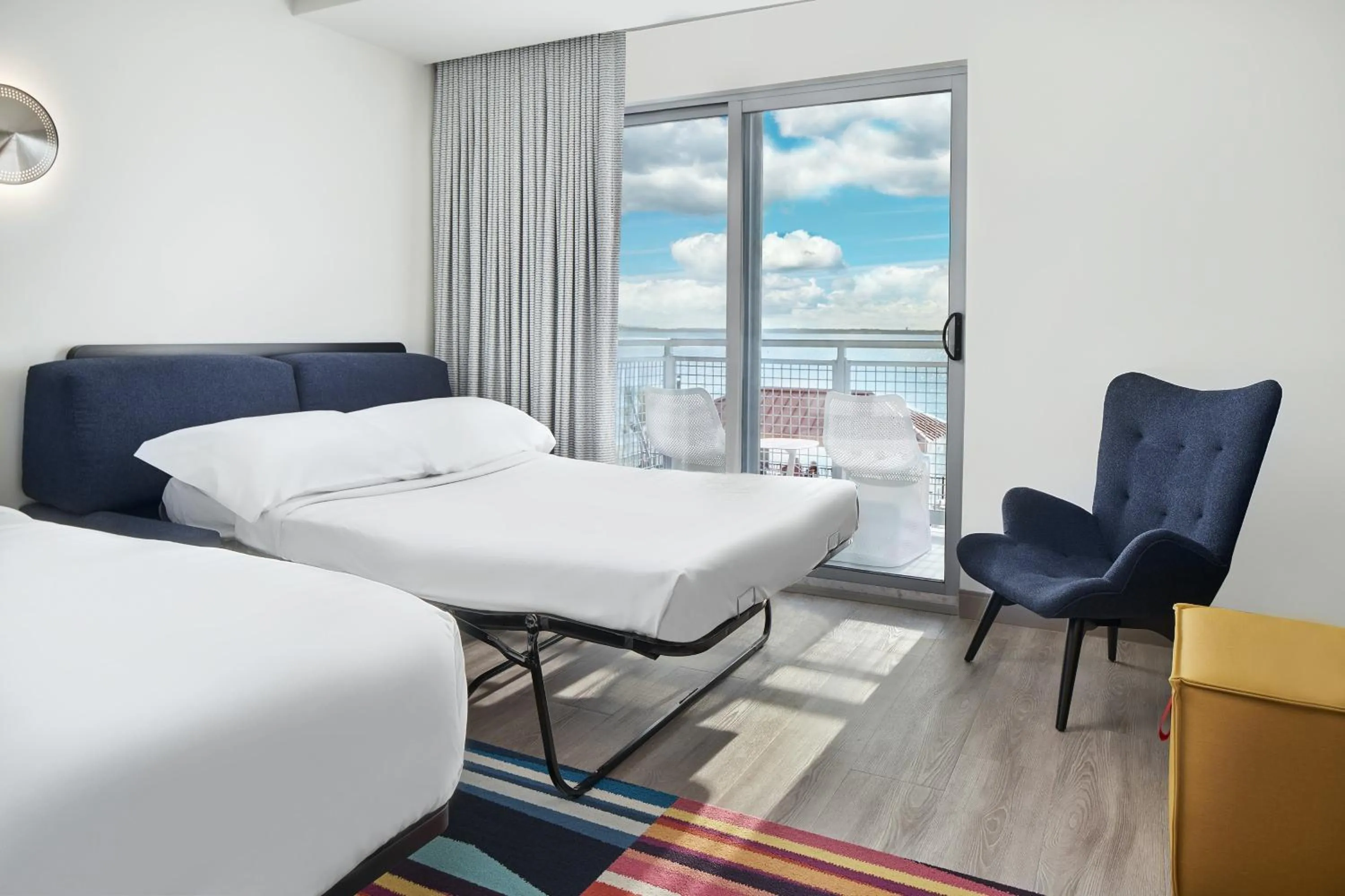 Photo of the whole room, Bed in Aloft Ocean City
