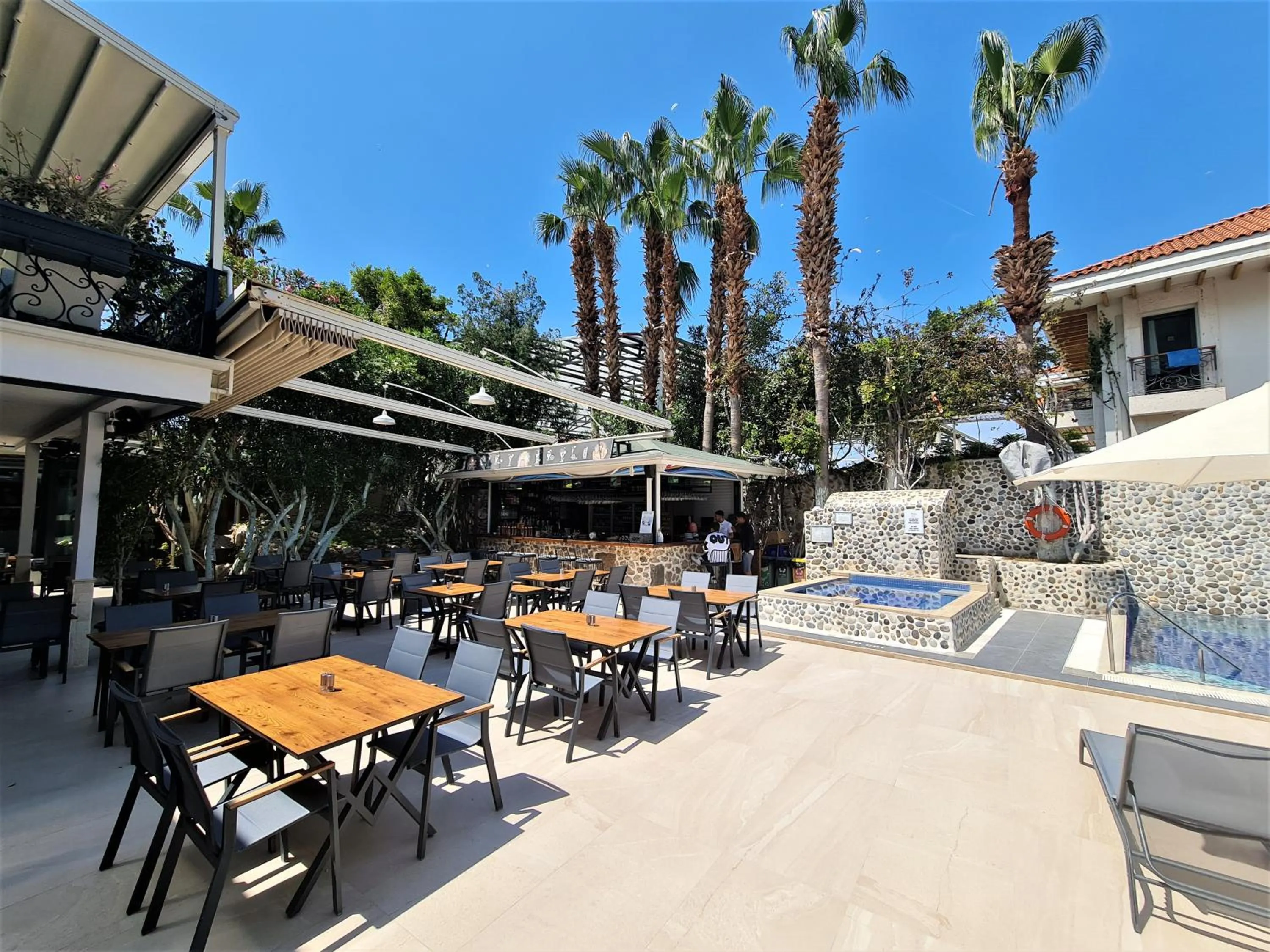 Restaurant/places to eat in Tonoz Beach Hotel