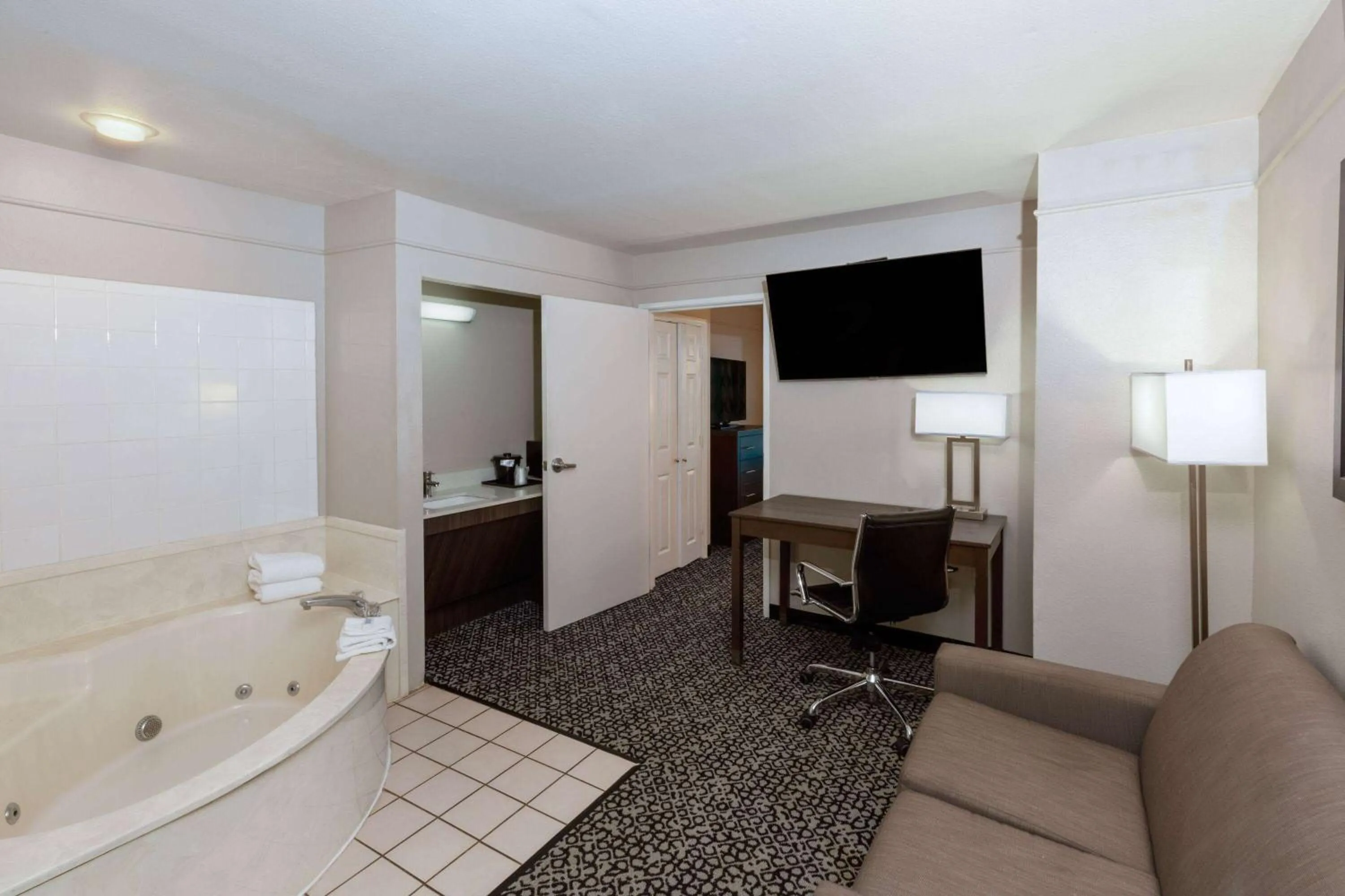 Hot Tub in La Quinta by Wyndham Rockwall