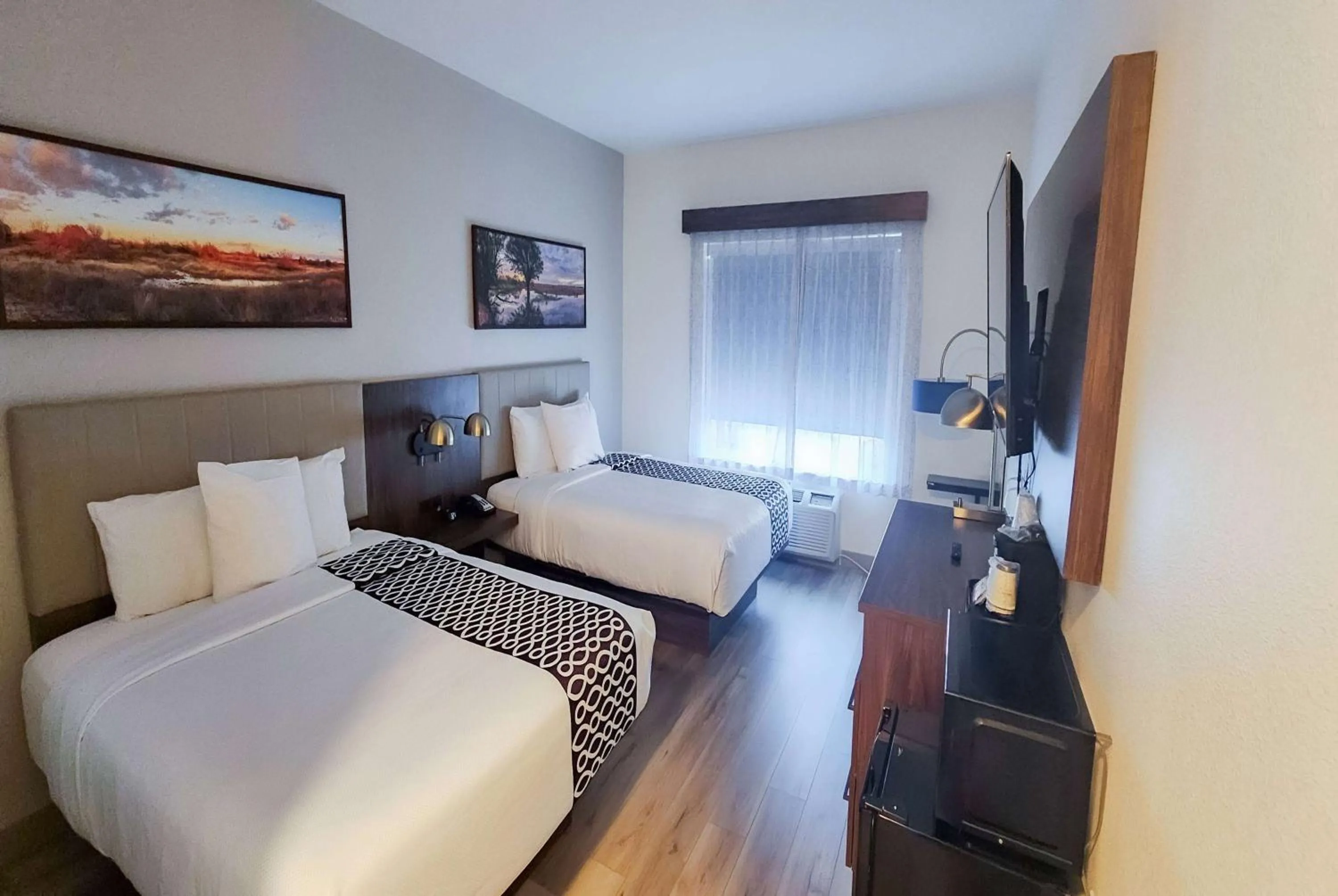 Photo of the whole room, Bed in La Quinta by Wyndham Dallas Mesquite