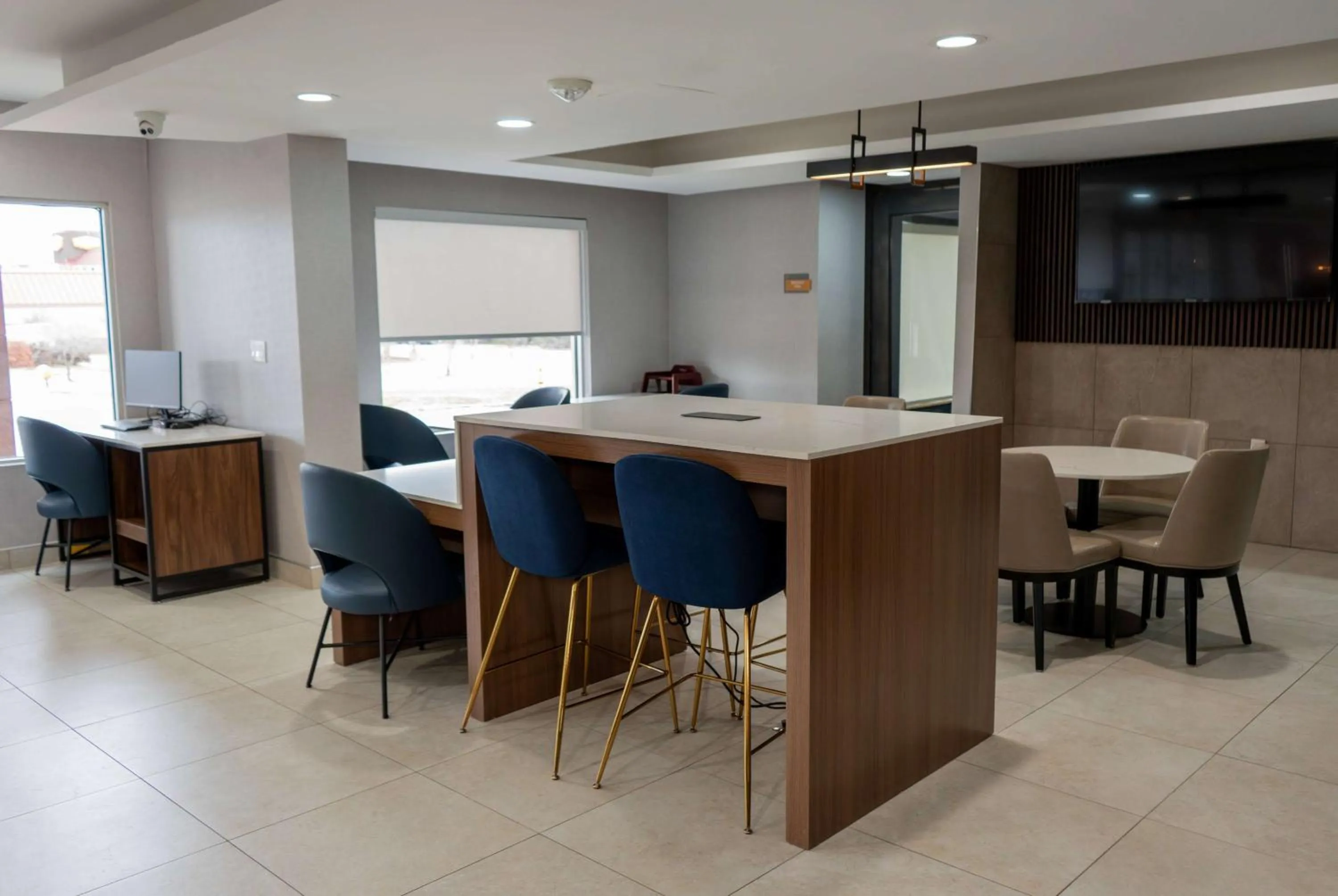 Lobby or reception in La Quinta by Wyndham Dallas Mesquite