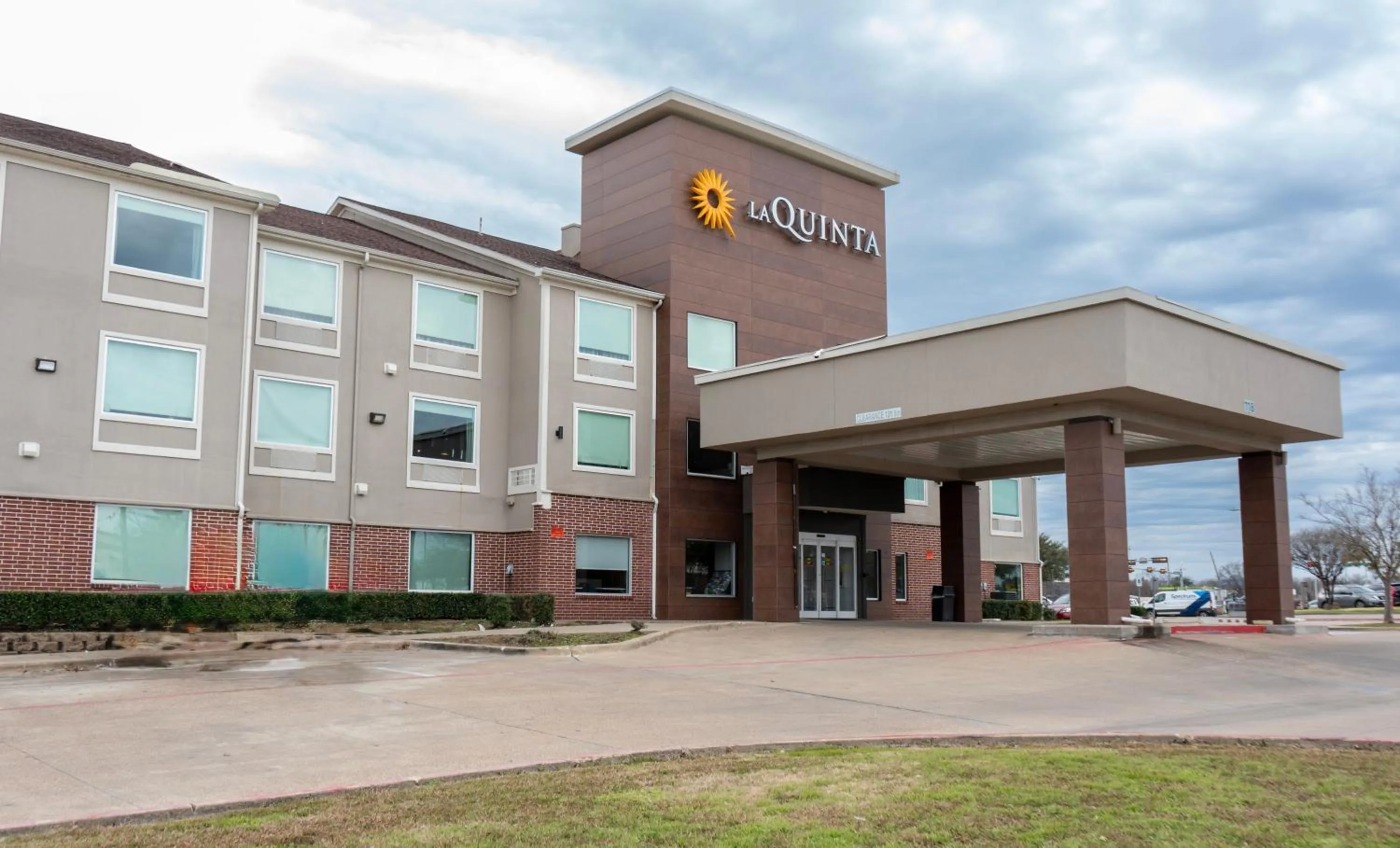 Property building in La Quinta by Wyndham Dallas Mesquite