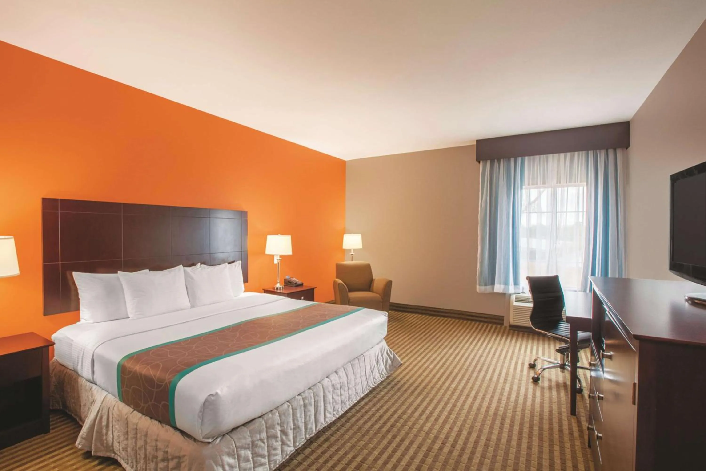 Photo of the whole room, Bed in La Quinta by Wyndham Houston IAH Bush Intl Airport E