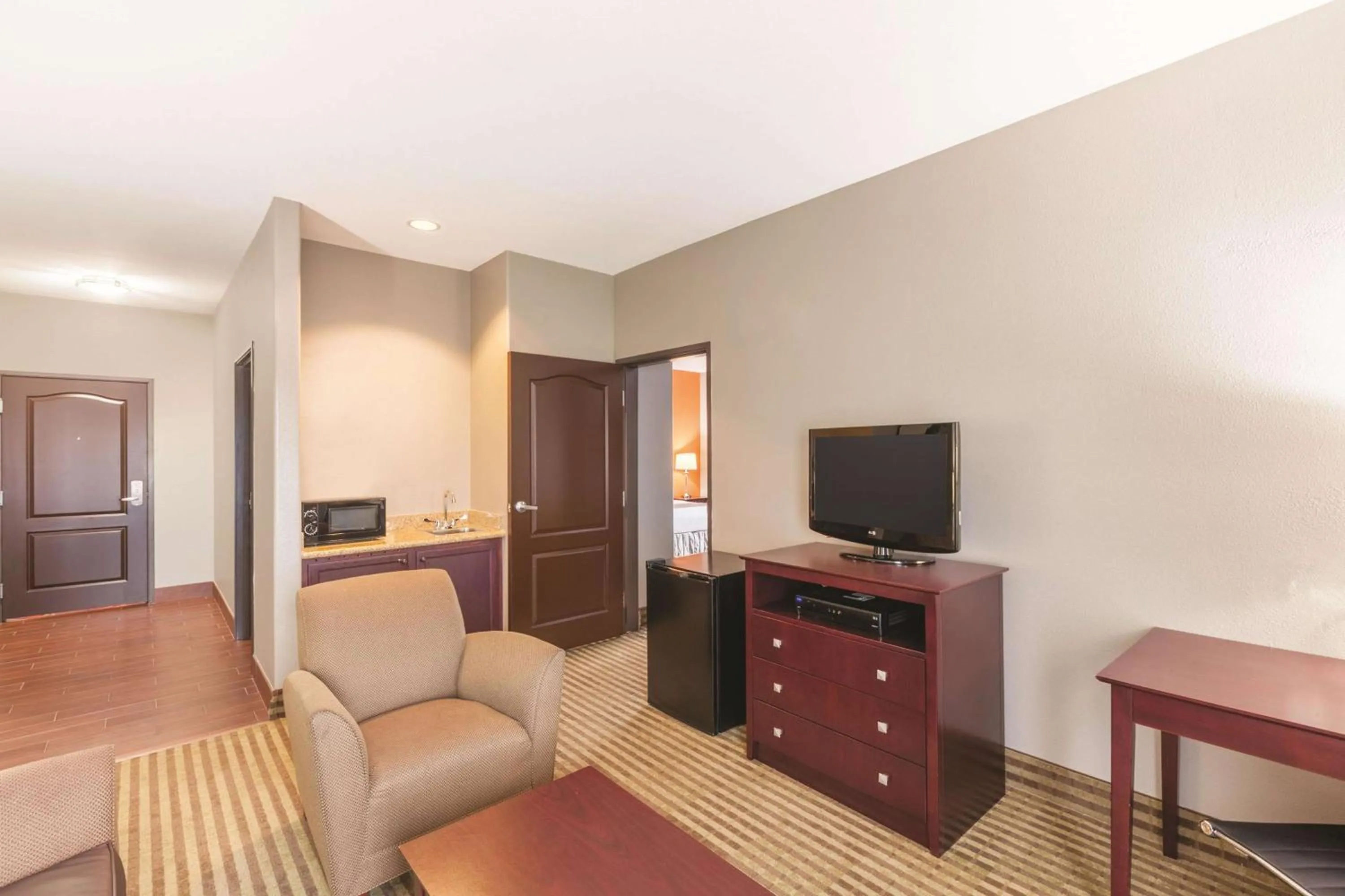 Photo of the whole room in La Quinta by Wyndham Houston IAH Bush Intl Airport E