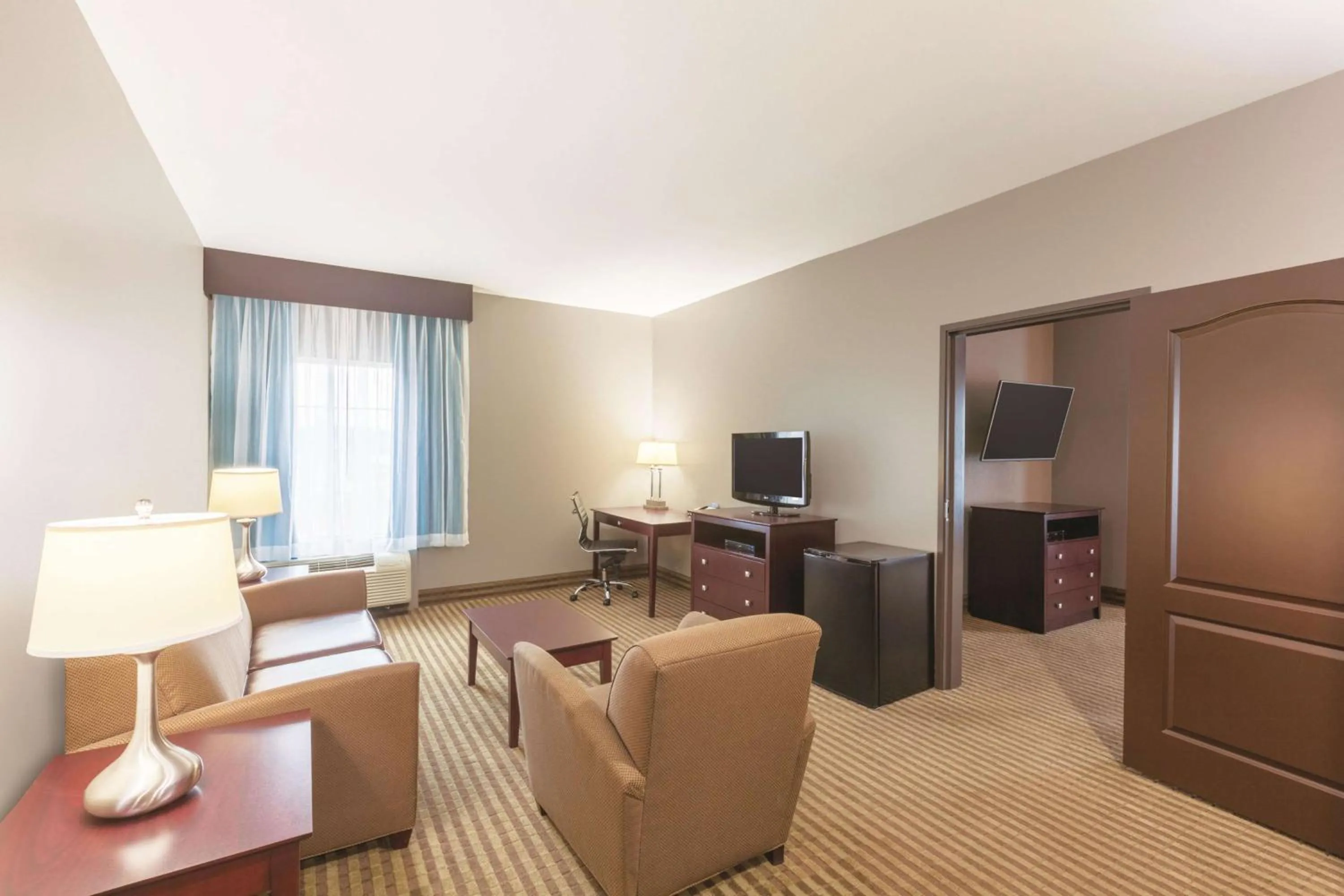 Photo of the whole room in La Quinta by Wyndham Houston IAH Bush Intl Airport E