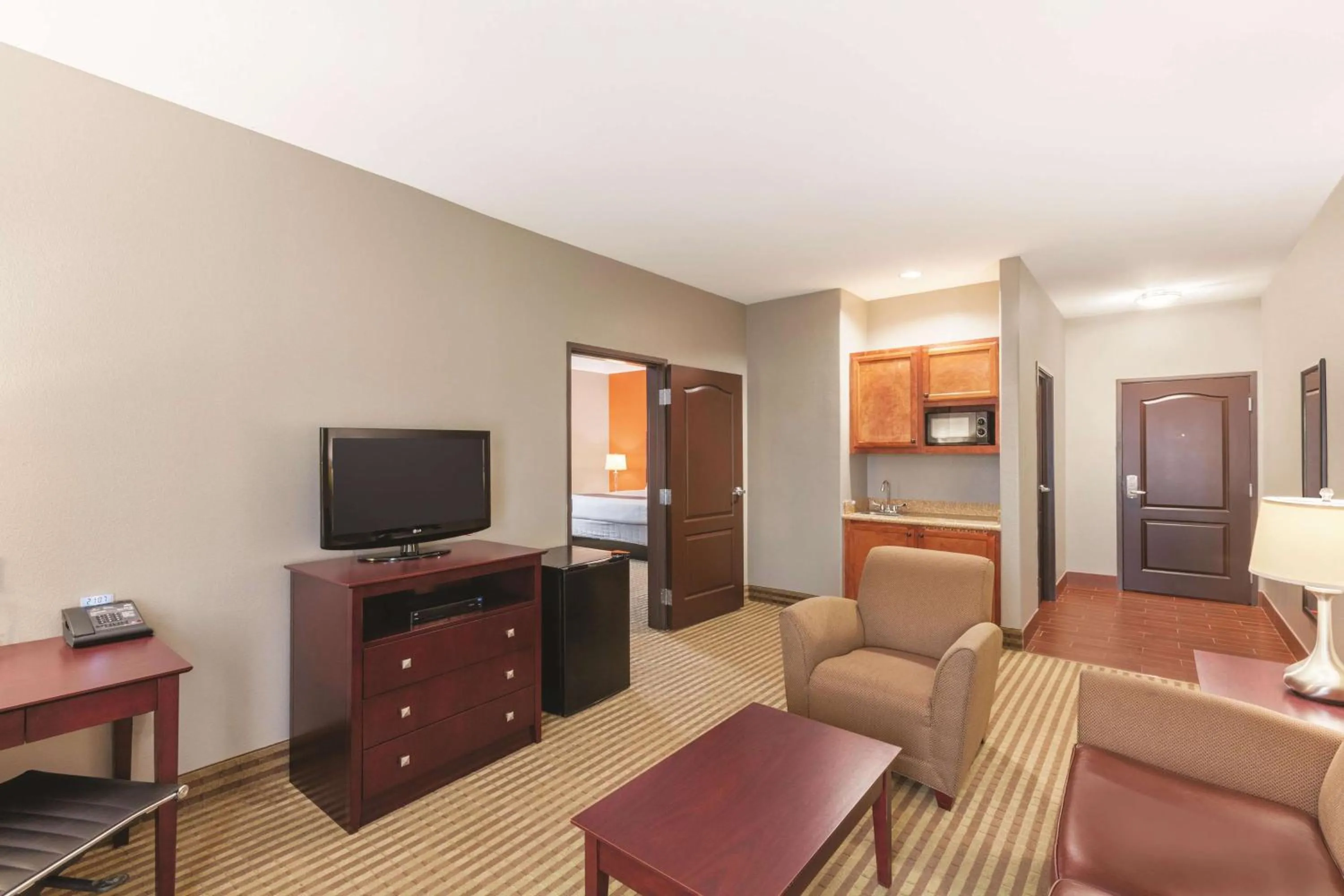 Photo of the whole room in La Quinta by Wyndham Houston IAH Bush Intl Airport E