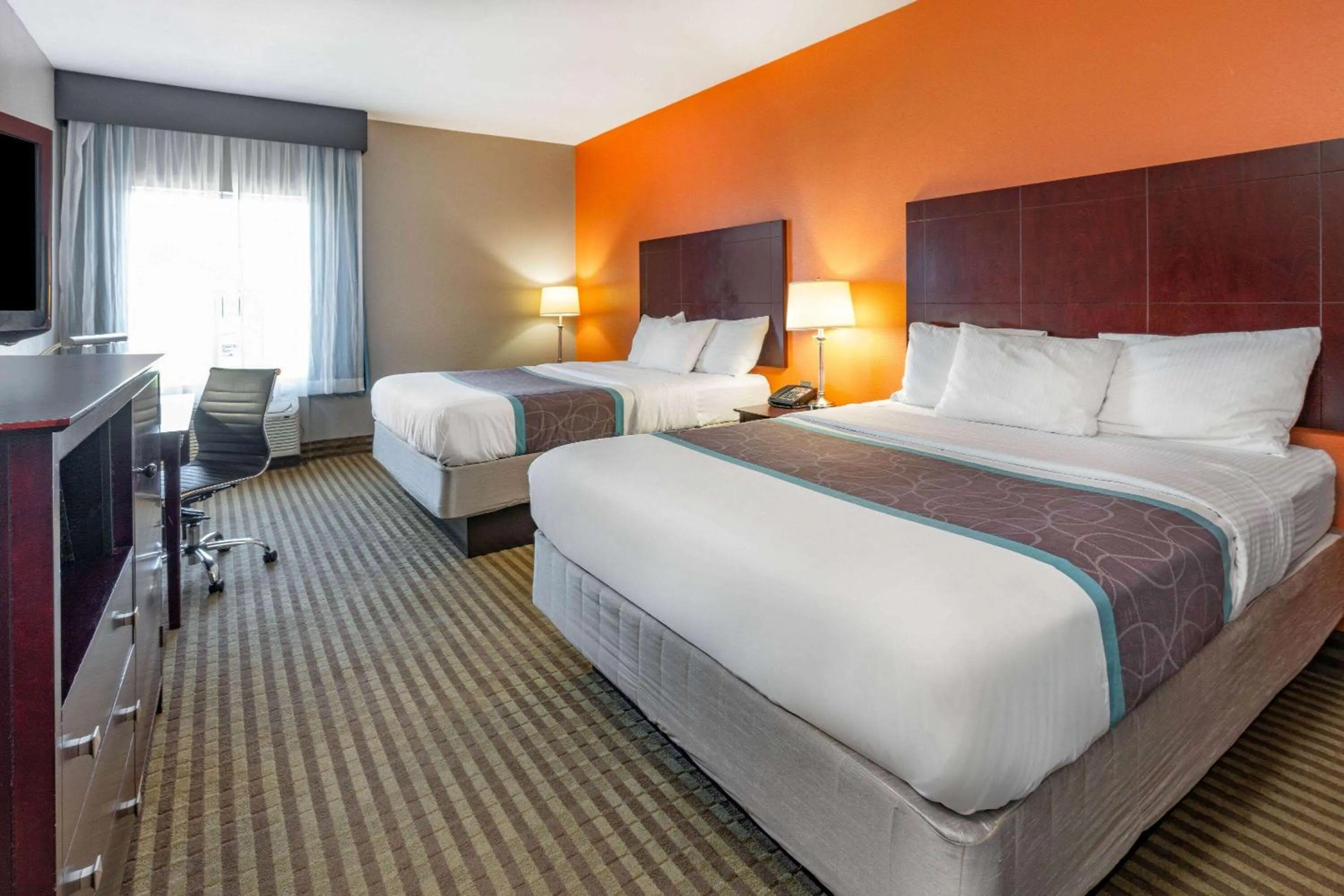 Photo of the whole room, Bed in La Quinta by Wyndham Houston IAH Bush Intl Airport E