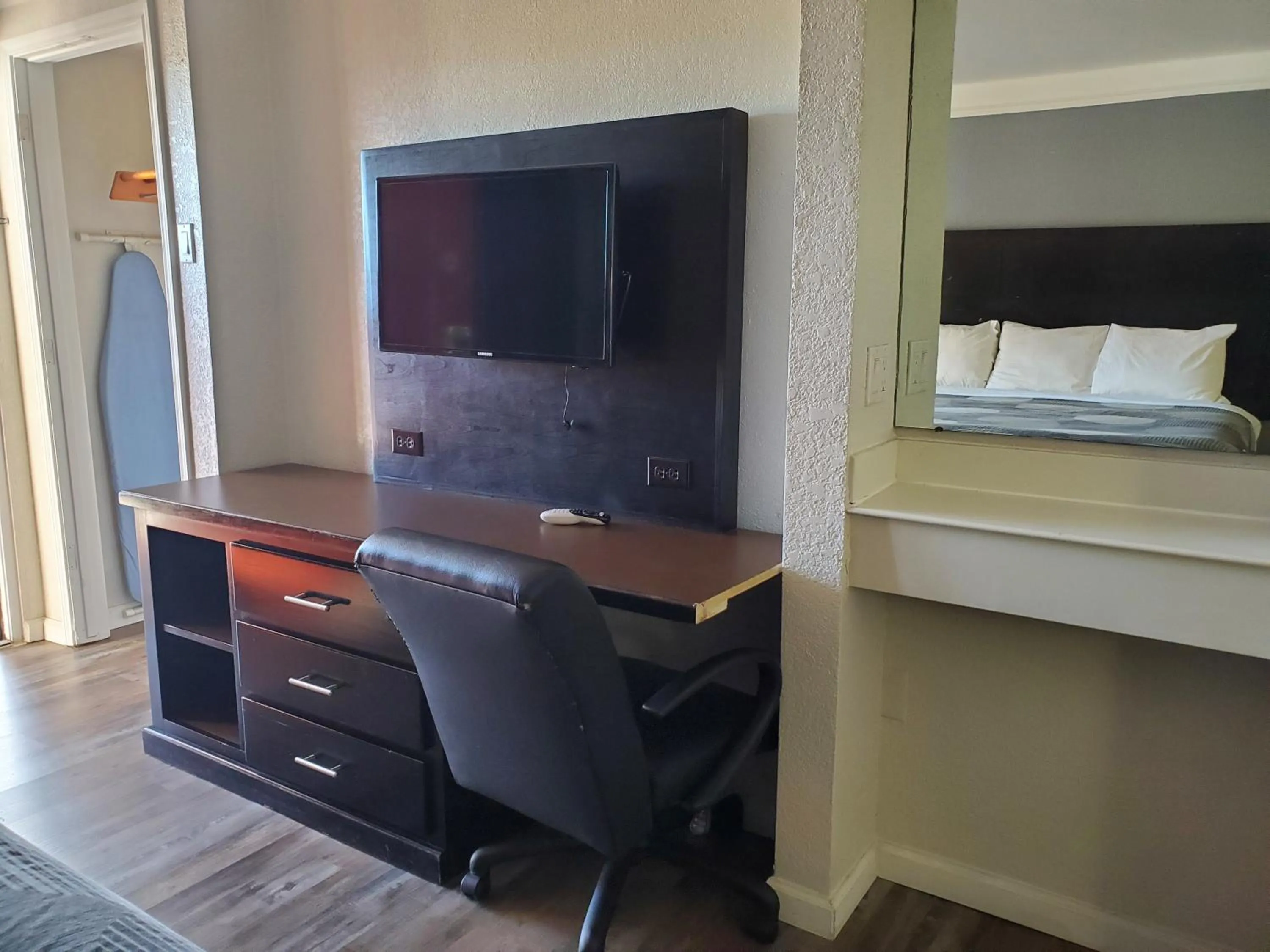 Seating area, Bed in Relax Inn West Medical Center