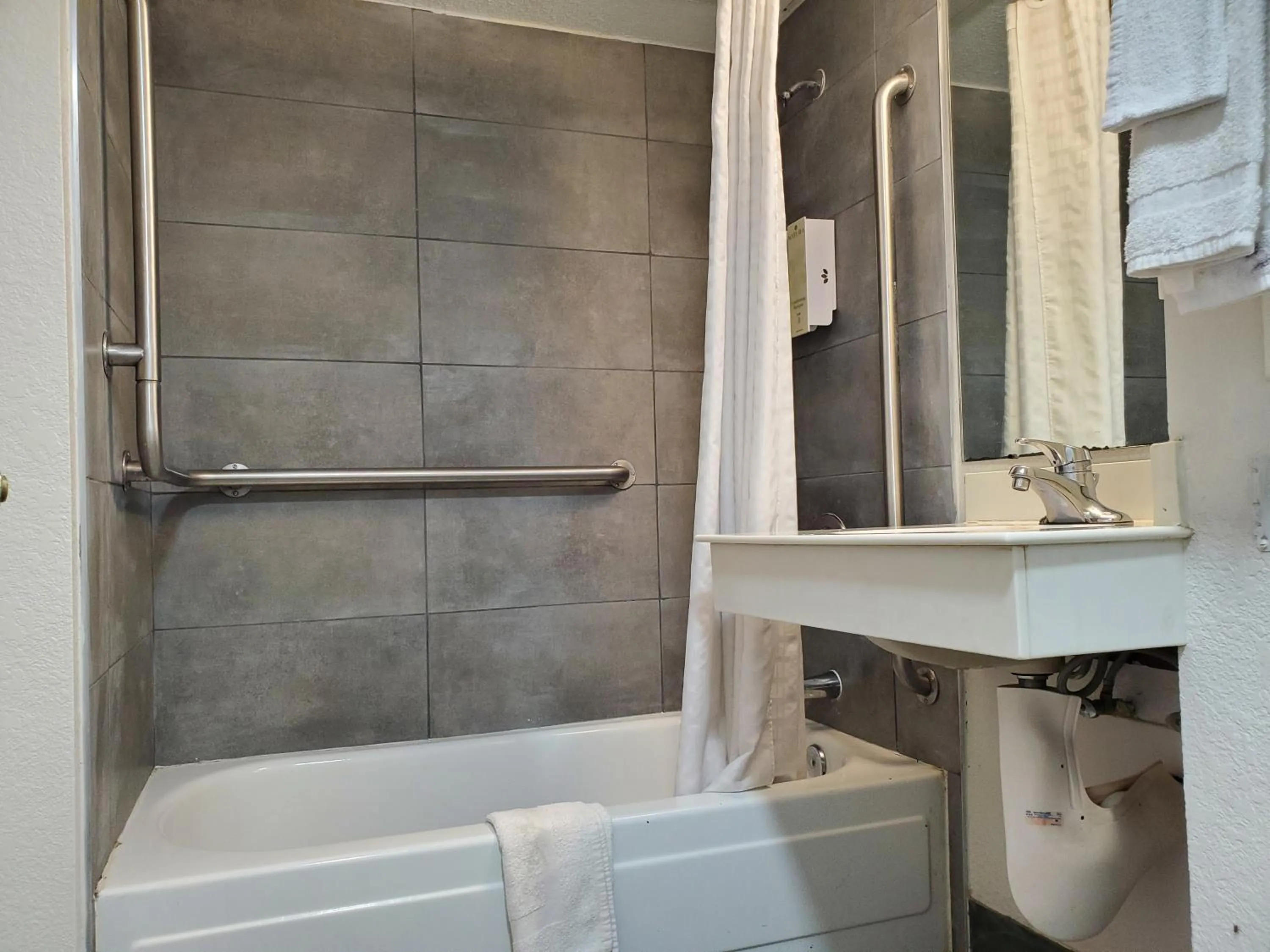 Shower in Relax Inn West Medical Center