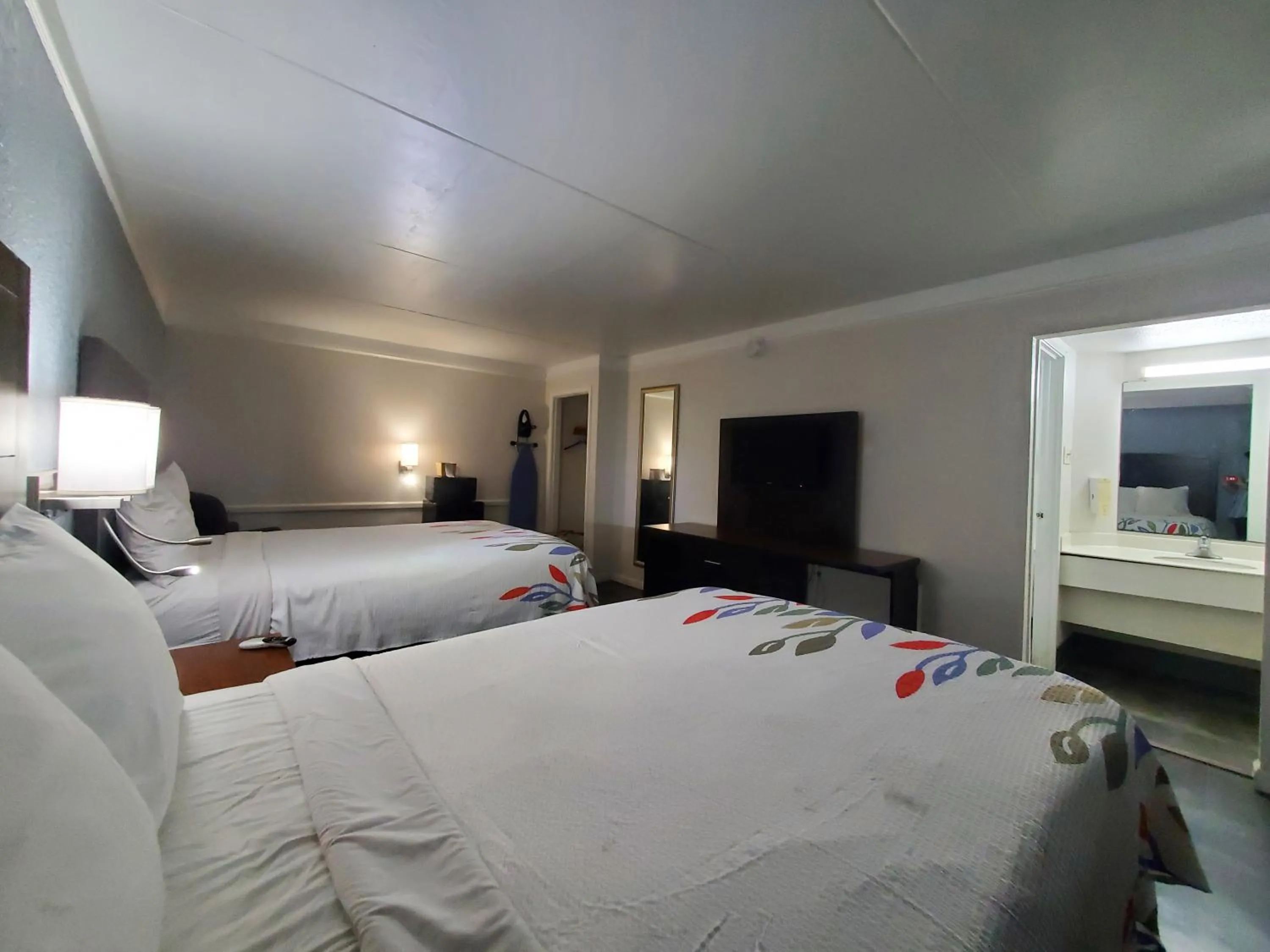 TV and multimedia, Bed in Relax Inn West Medical Center