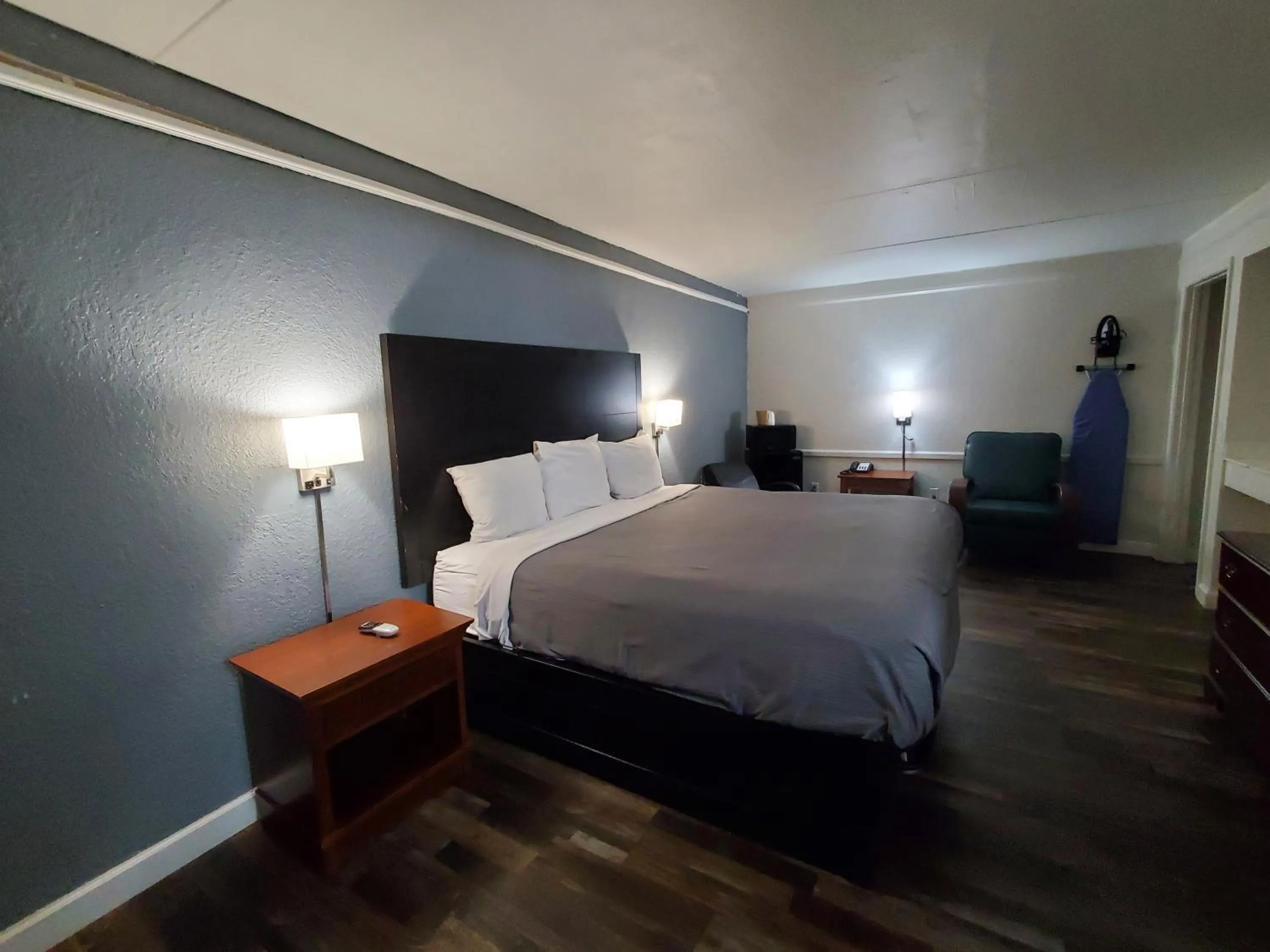 Photo of the whole room, Bed in Relax Inn West Medical Center