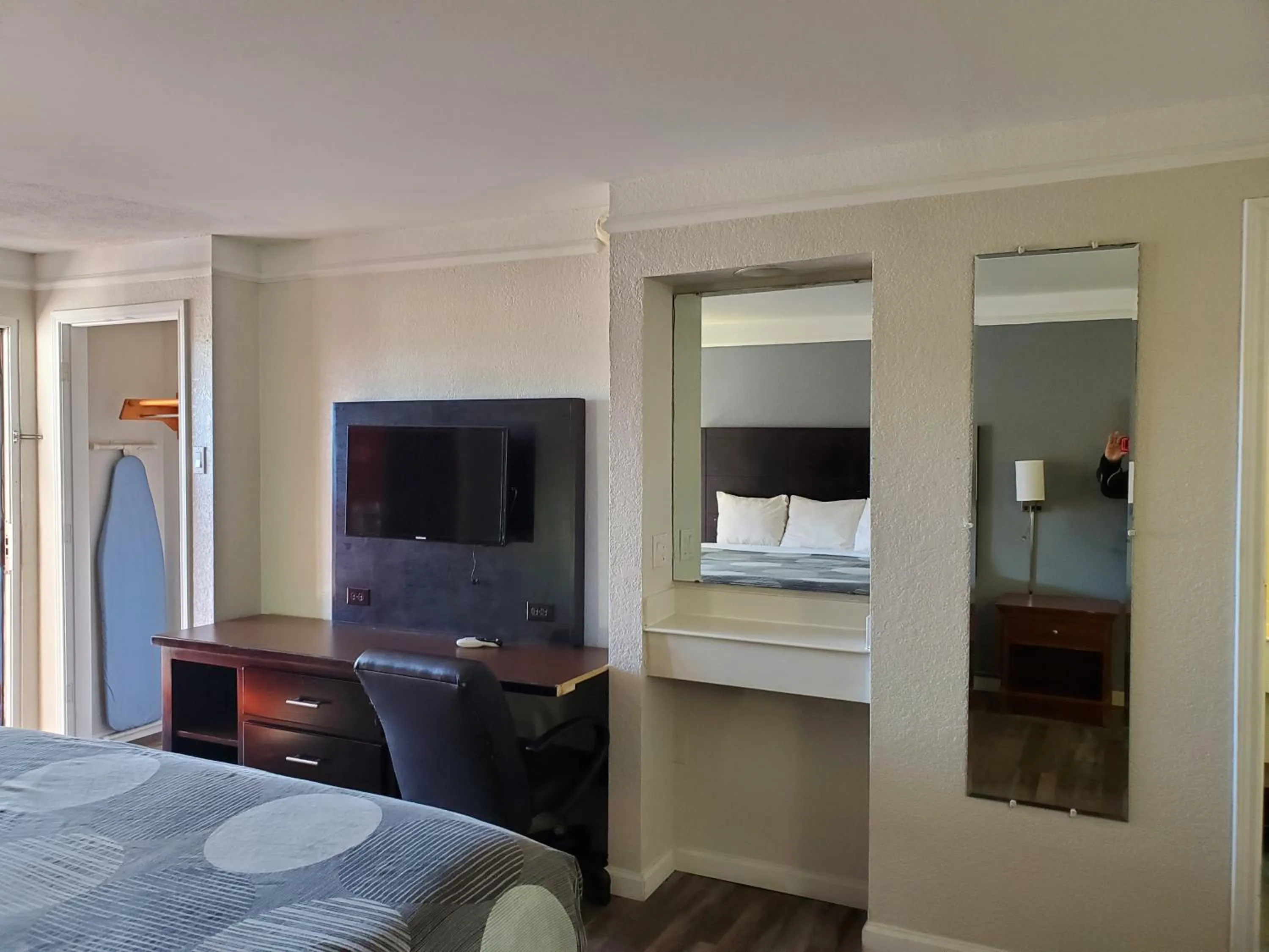 Bed in Relax Inn West Medical Center