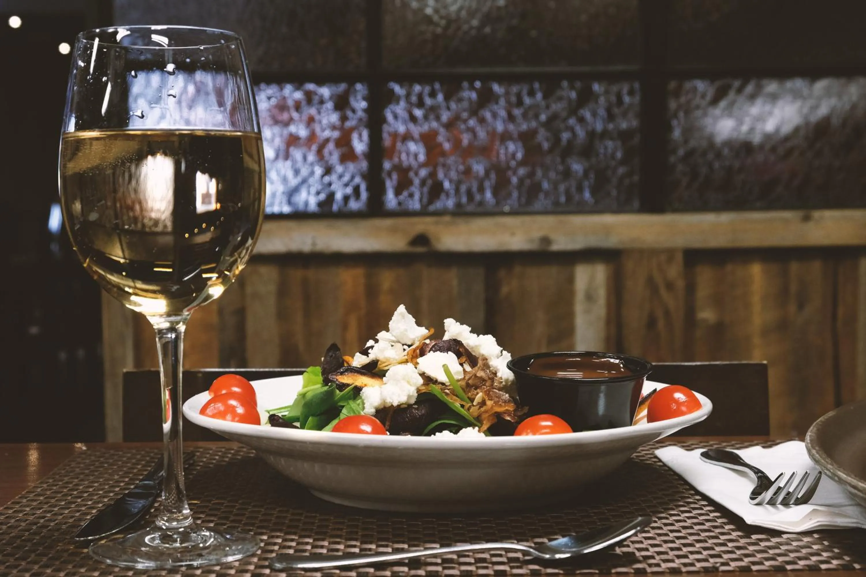 Lounge or bar in Four Points by Sheraton Edmundston Hotel & Conference Center