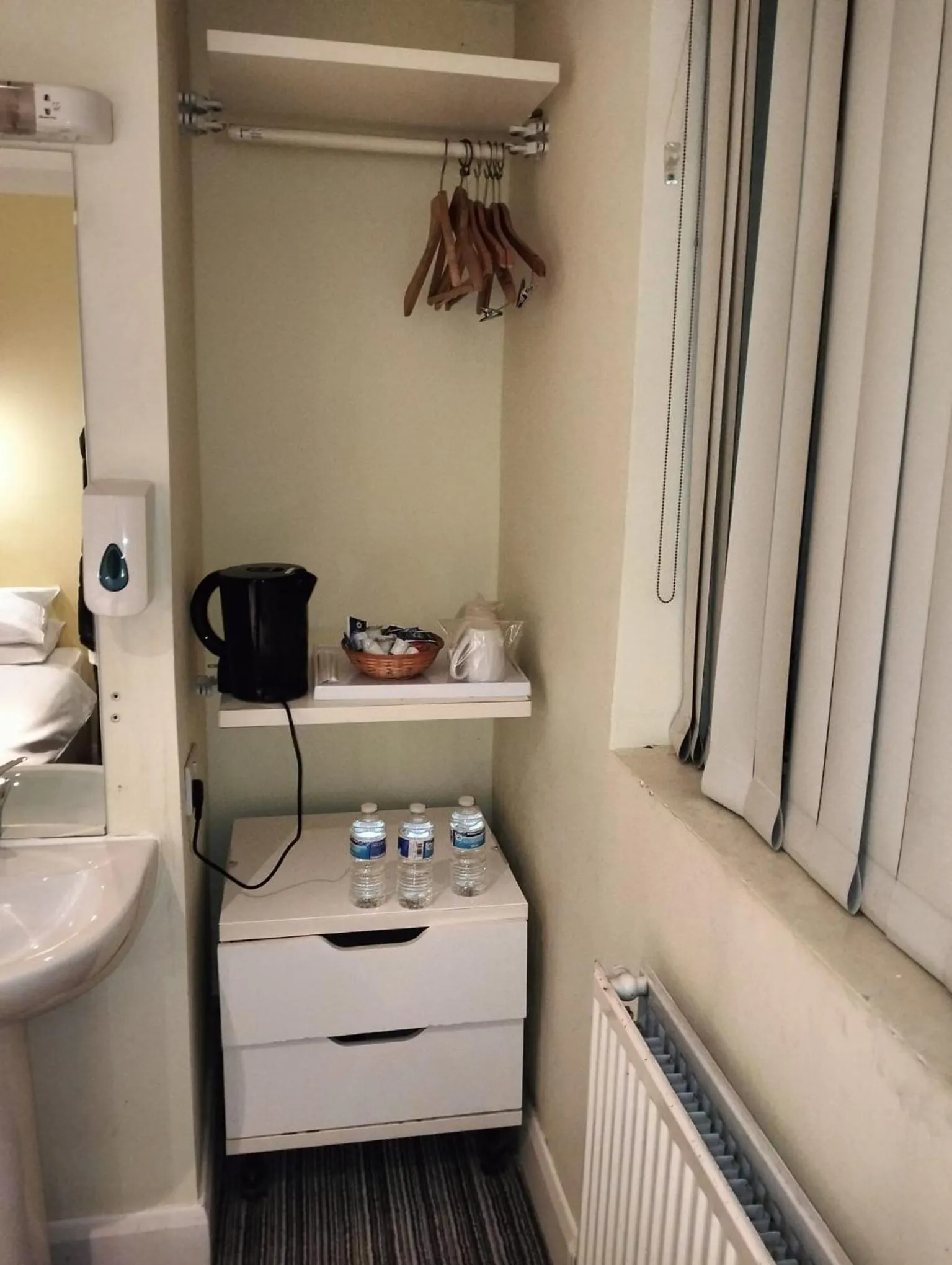 Coffee/tea facilities in Manor Hotel