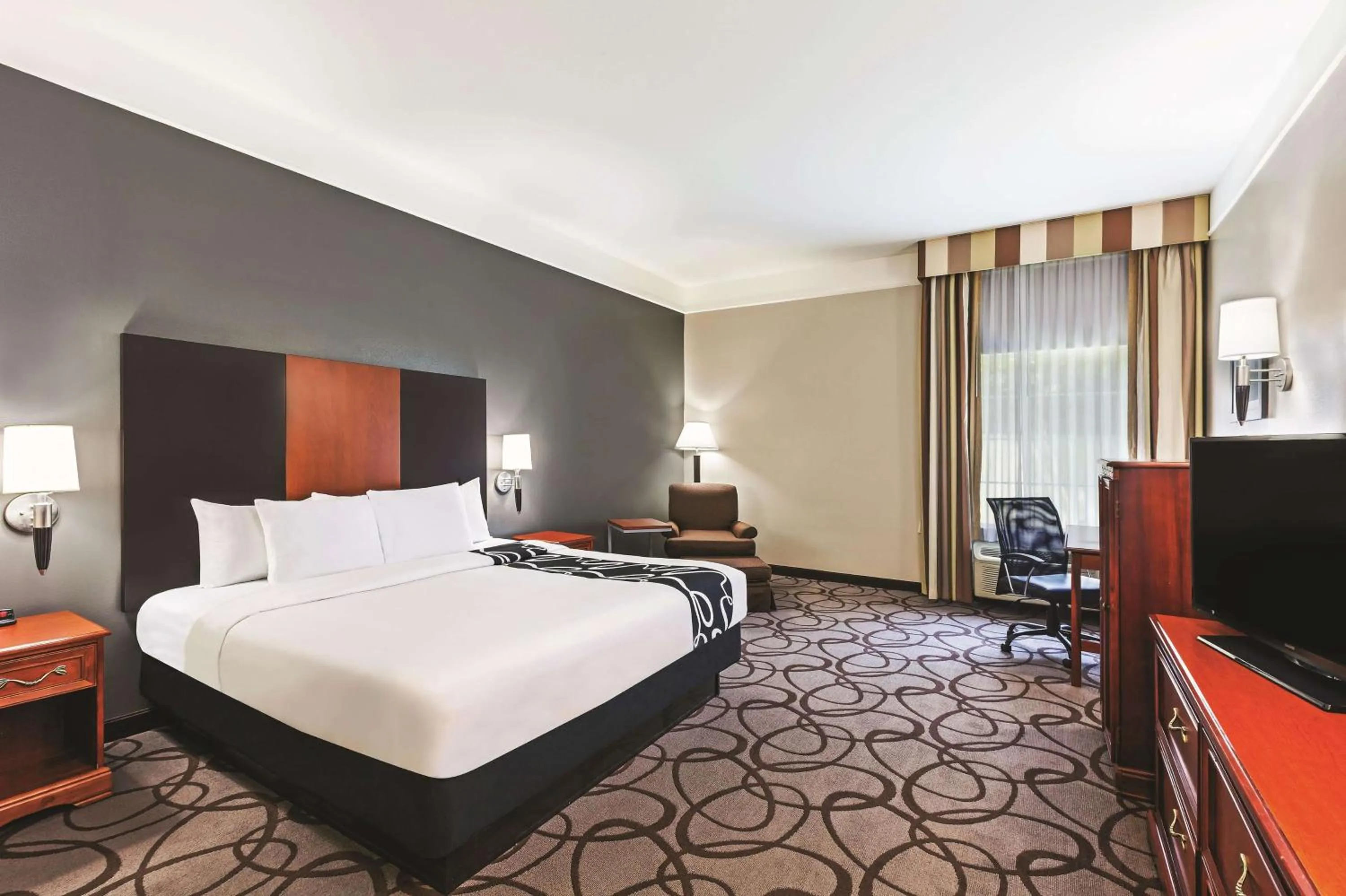 Photo of the whole room, Bed in La Quinta by Wyndham Granbury