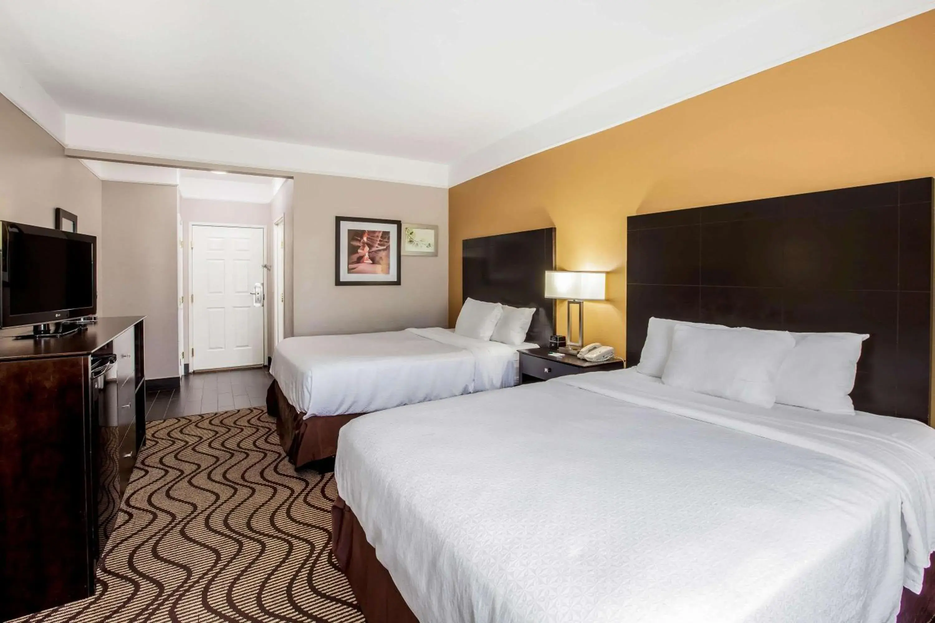 Queen Room with Two Queen Beds in La Quinta by Wyndham Pasadena Queen Room with Two Queen Beds in La Quinta by Wyndham Pasadena