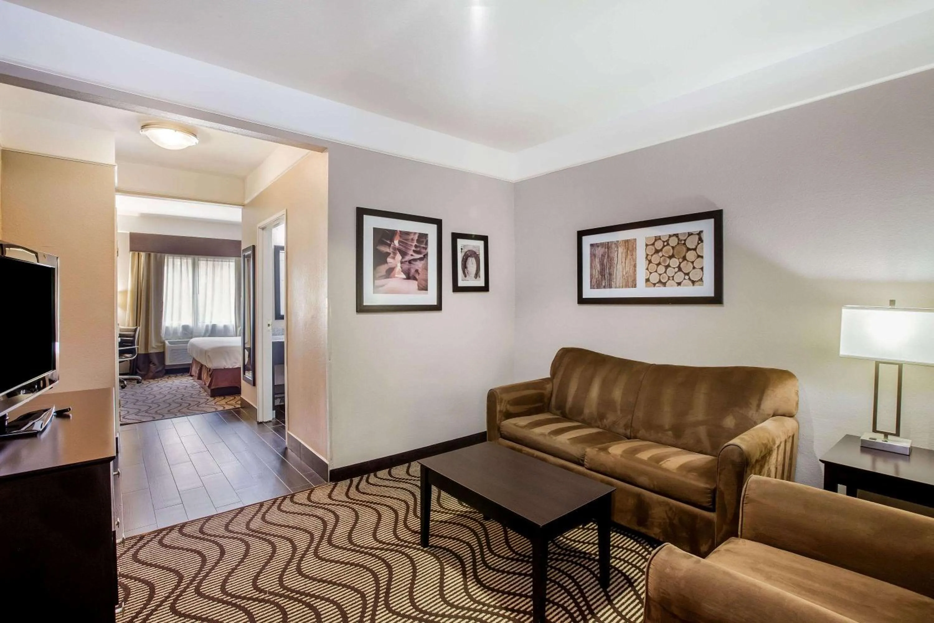 Photo of the whole room in La Quinta by Wyndham Pasadena