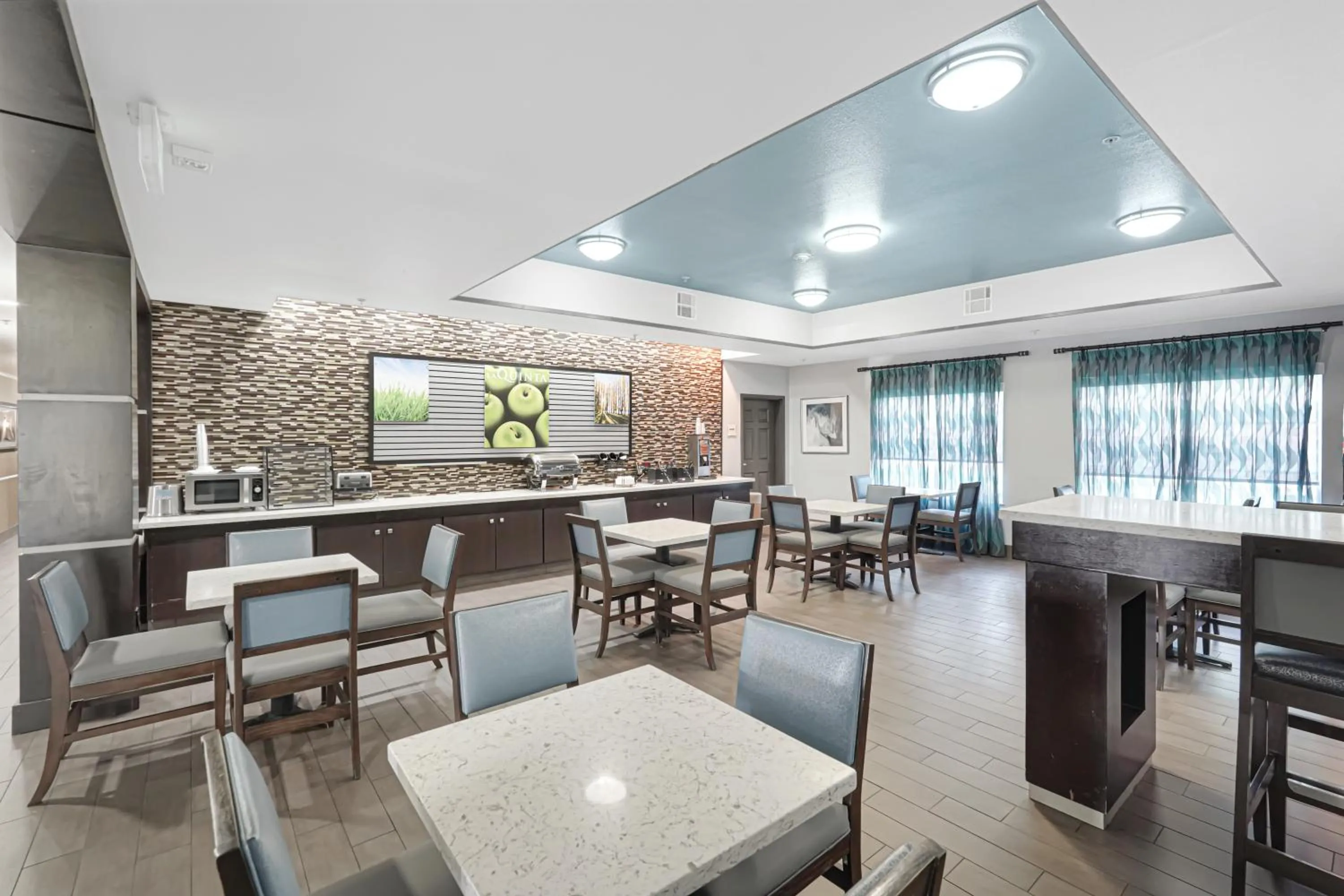 Dining area in La Quinta by Wyndham Houston Hobby Airport