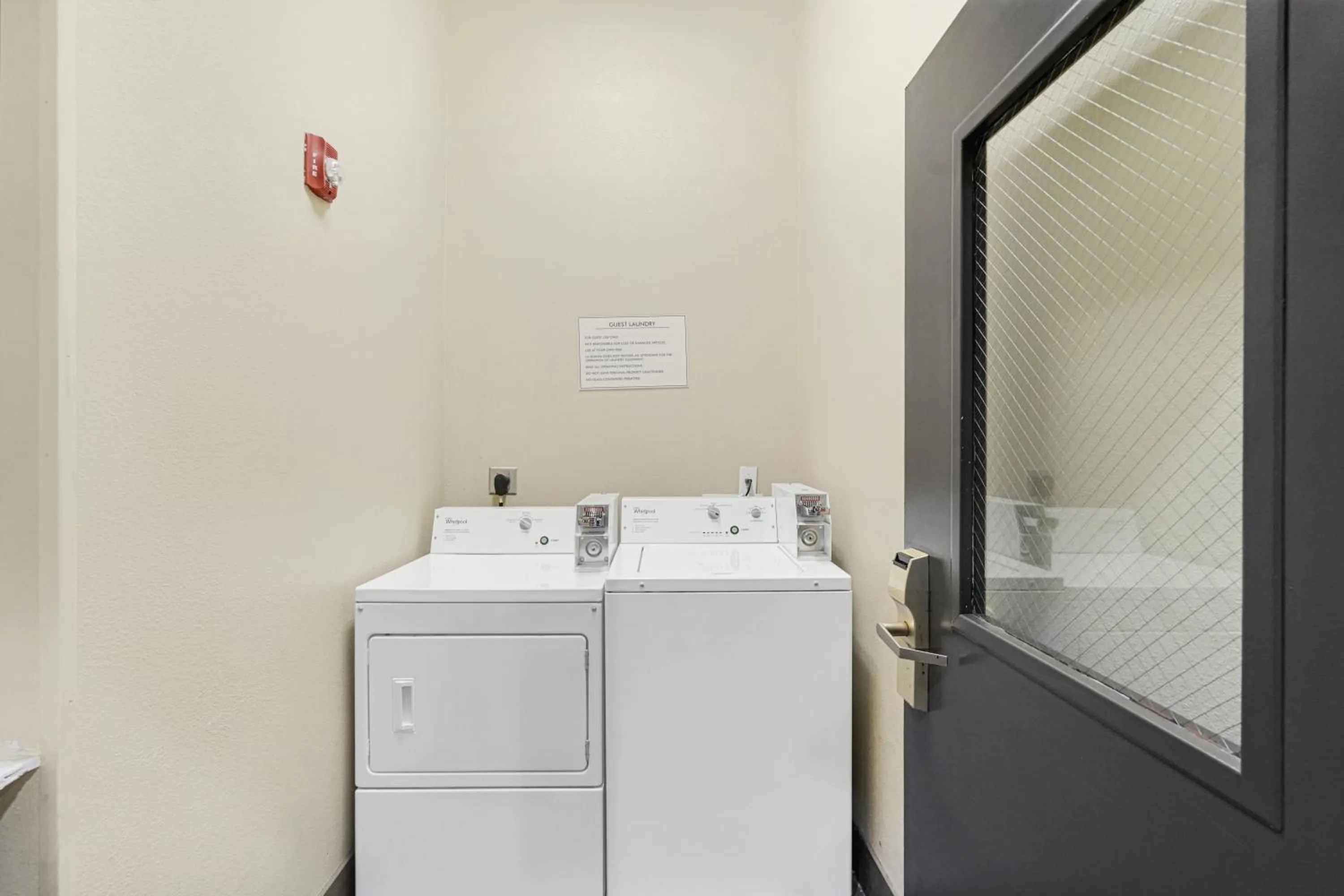 laundry in La Quinta by Wyndham Houston Hobby Airport