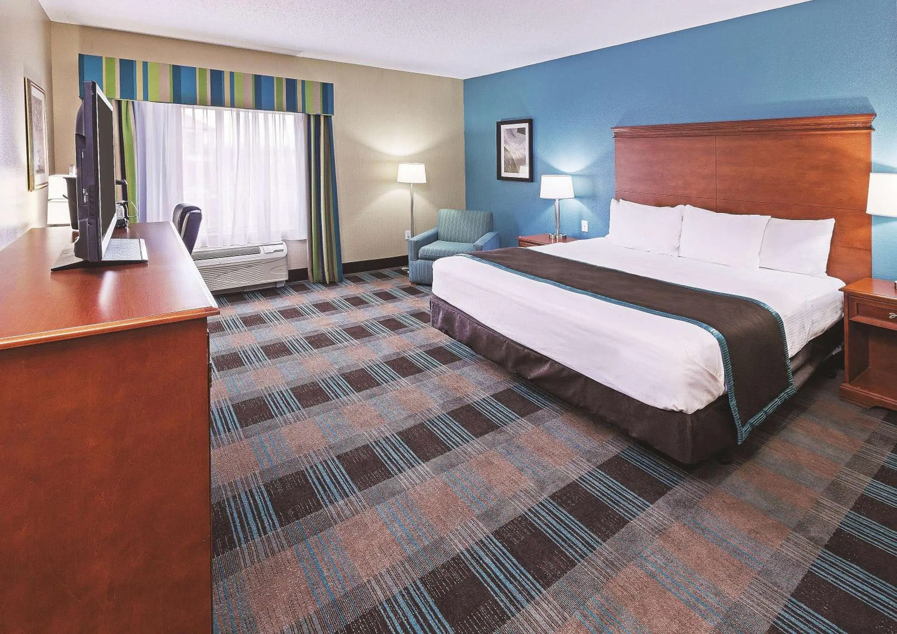 King Room with Roll-In Shower - Mobility/Hearing Accessible - Non-Smoking in La Quinta by Wyndham Houston Hobby Airport King Room with Roll-In Shower - Mobility/Hearing Accessible - Non-Smoking in La Quinta by Wyndham Houston Hobby Airport