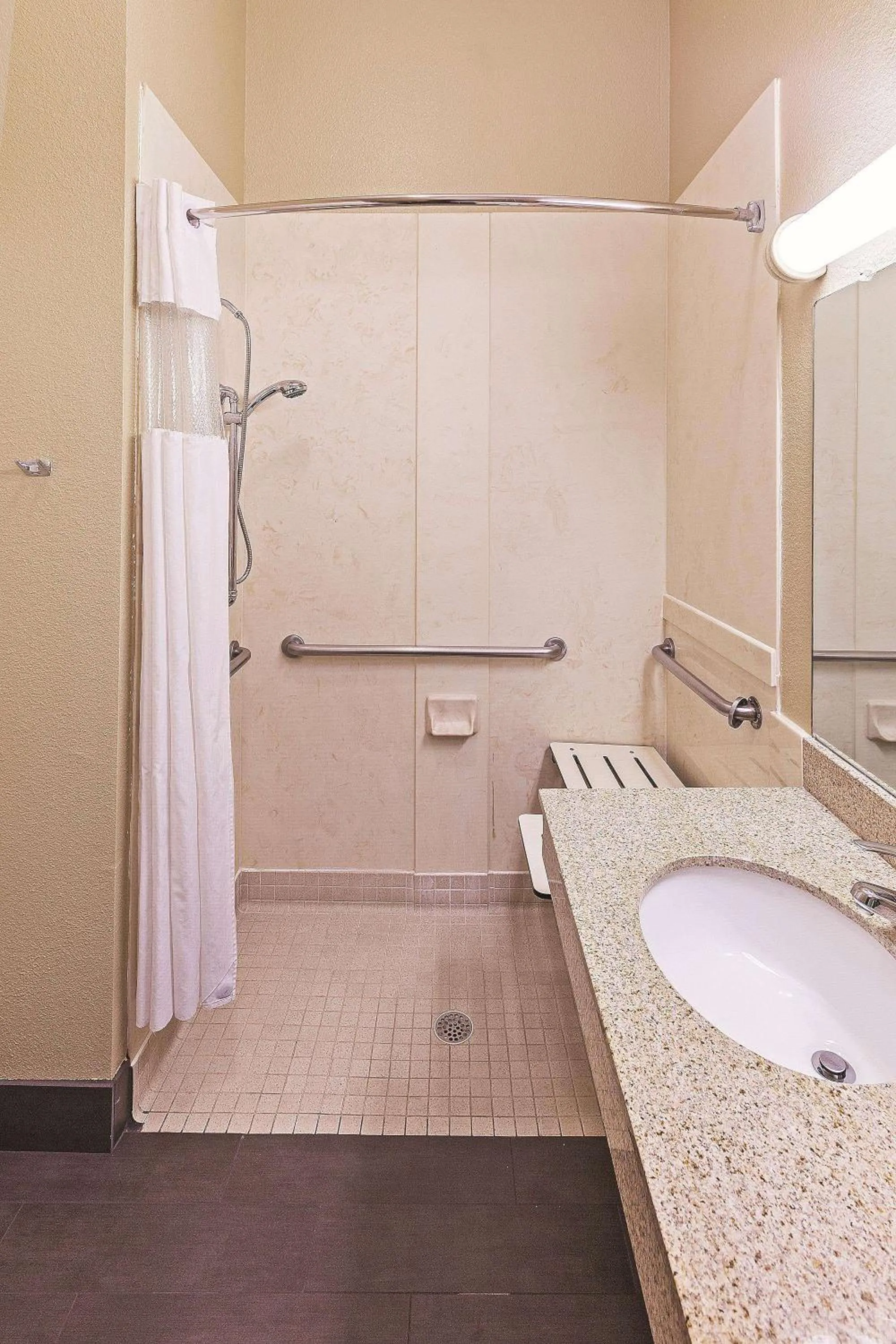 Photo of the whole room in La Quinta by Wyndham Houston Hobby Airport