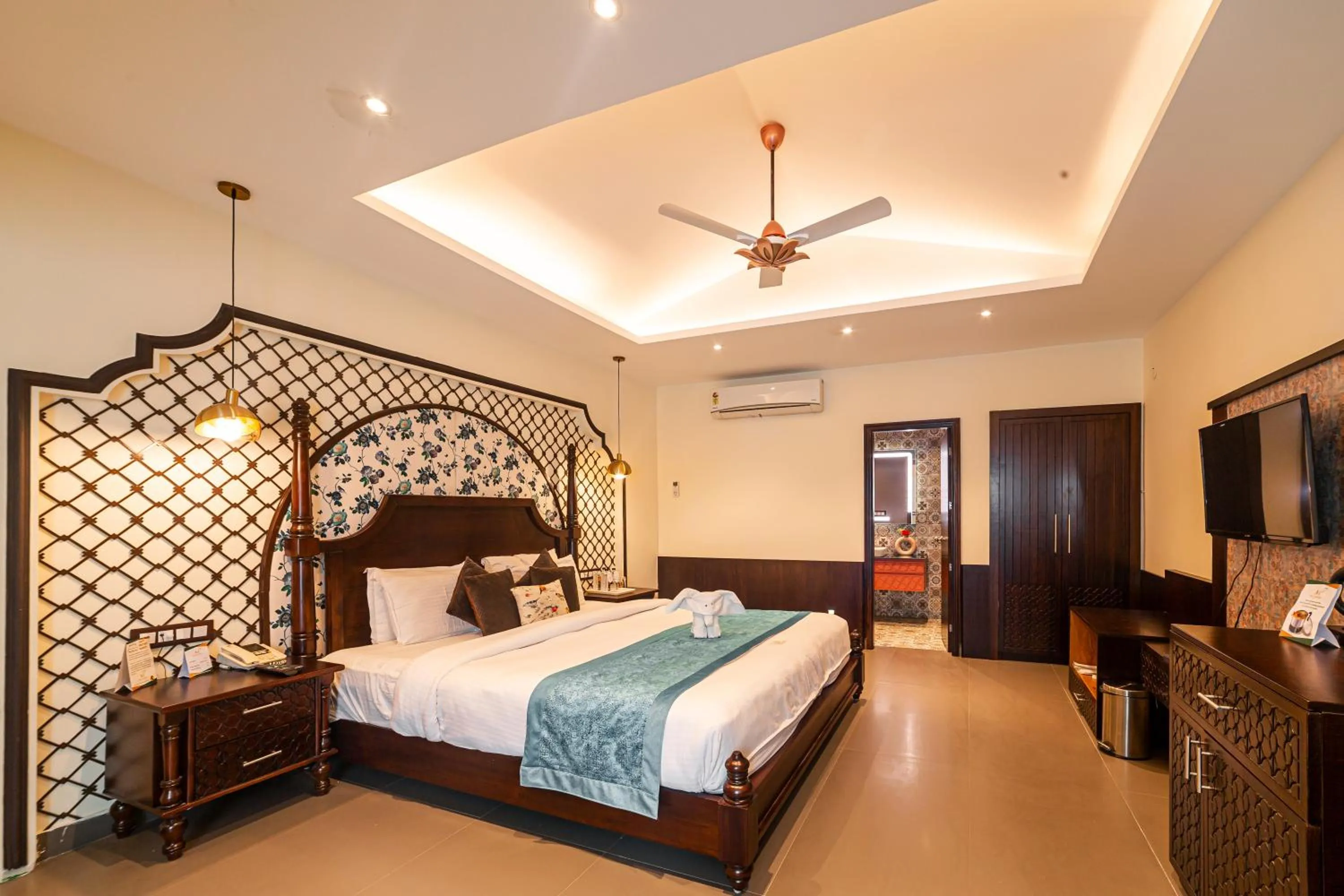 Photo of the whole room, Bed in Manu Maharani Resort