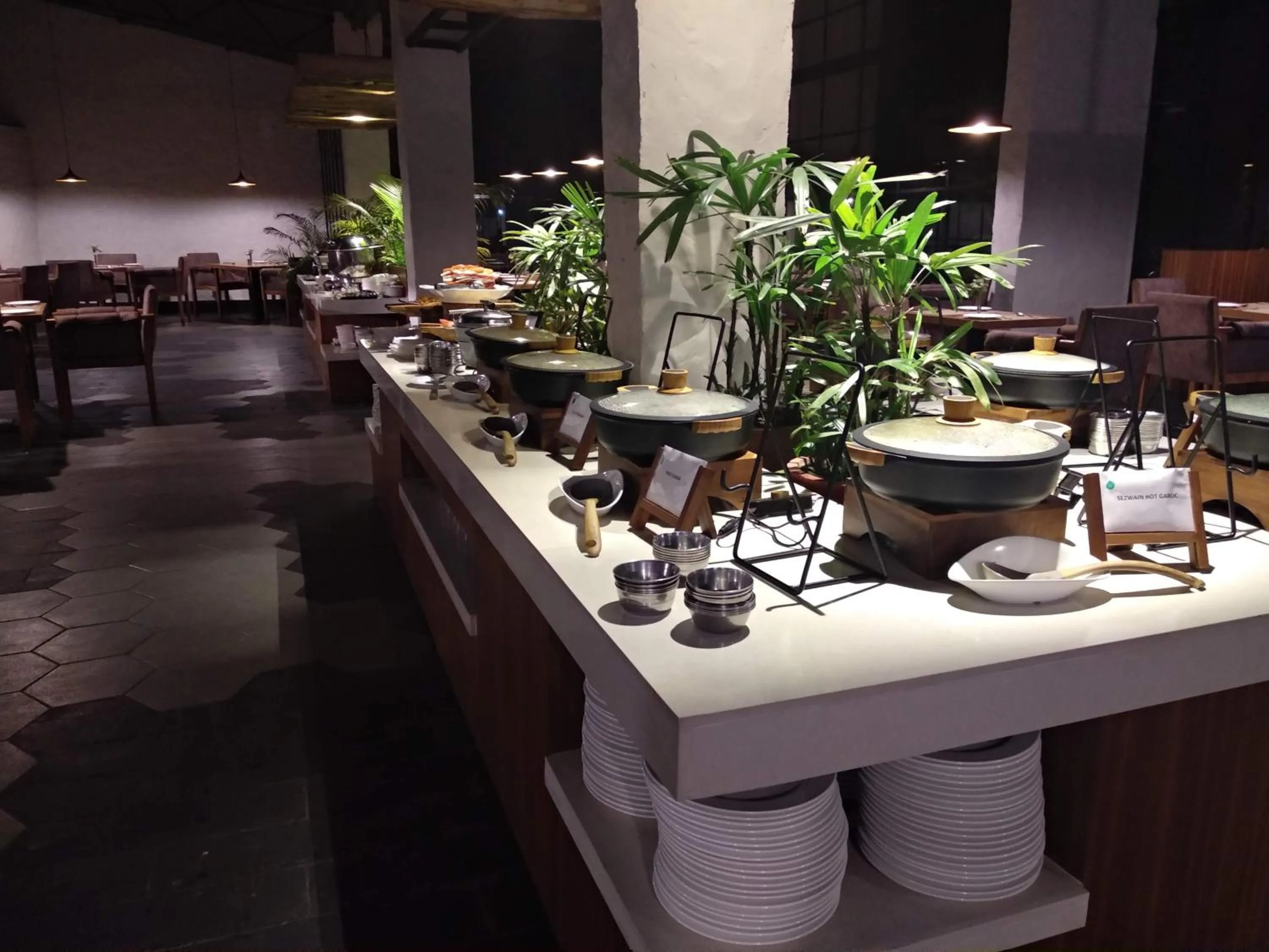 Restaurant/places to eat in Manu Maharani Resort