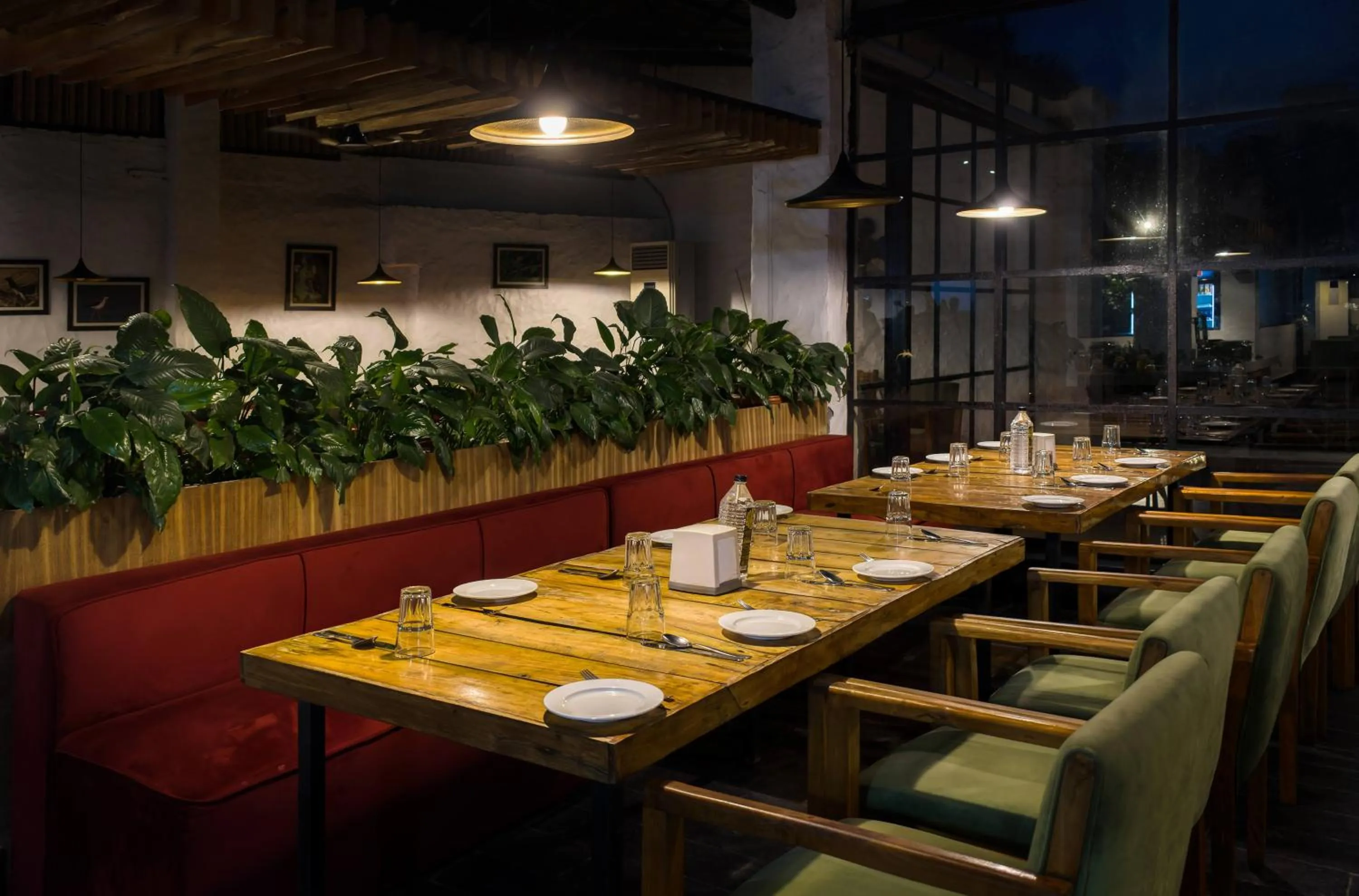 Restaurant/places to eat in Manu Maharani Resort