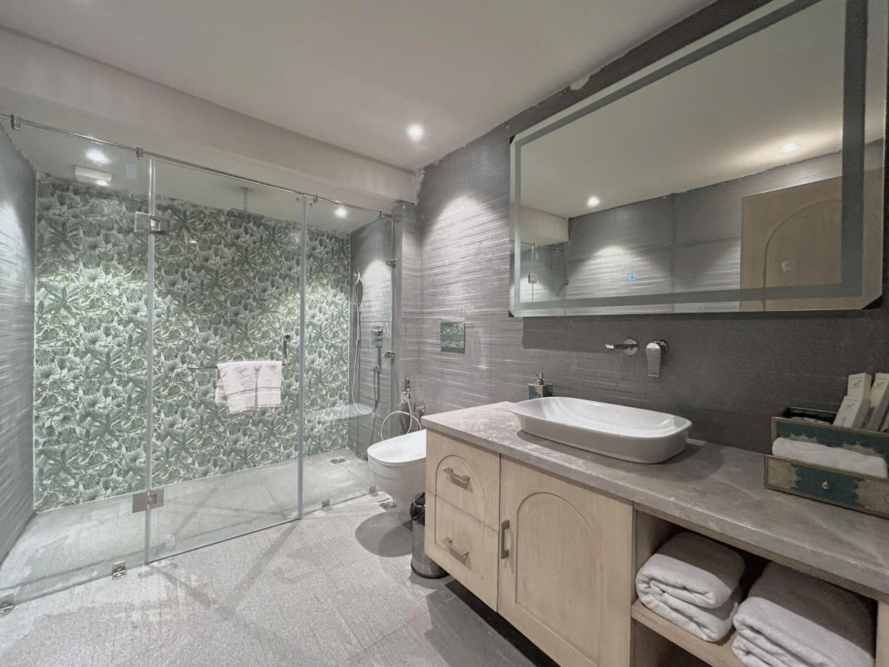 Shower in Manu Maharani Resort