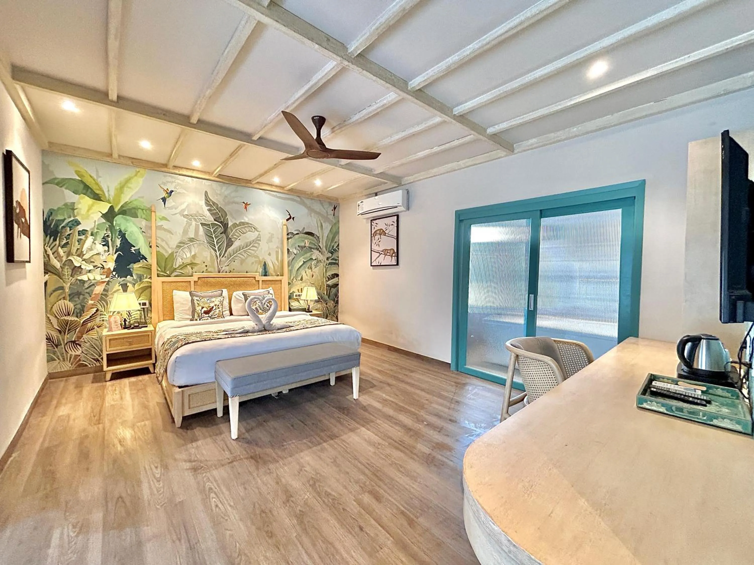 Photo of the whole room, Bed in Manu Maharani Resort