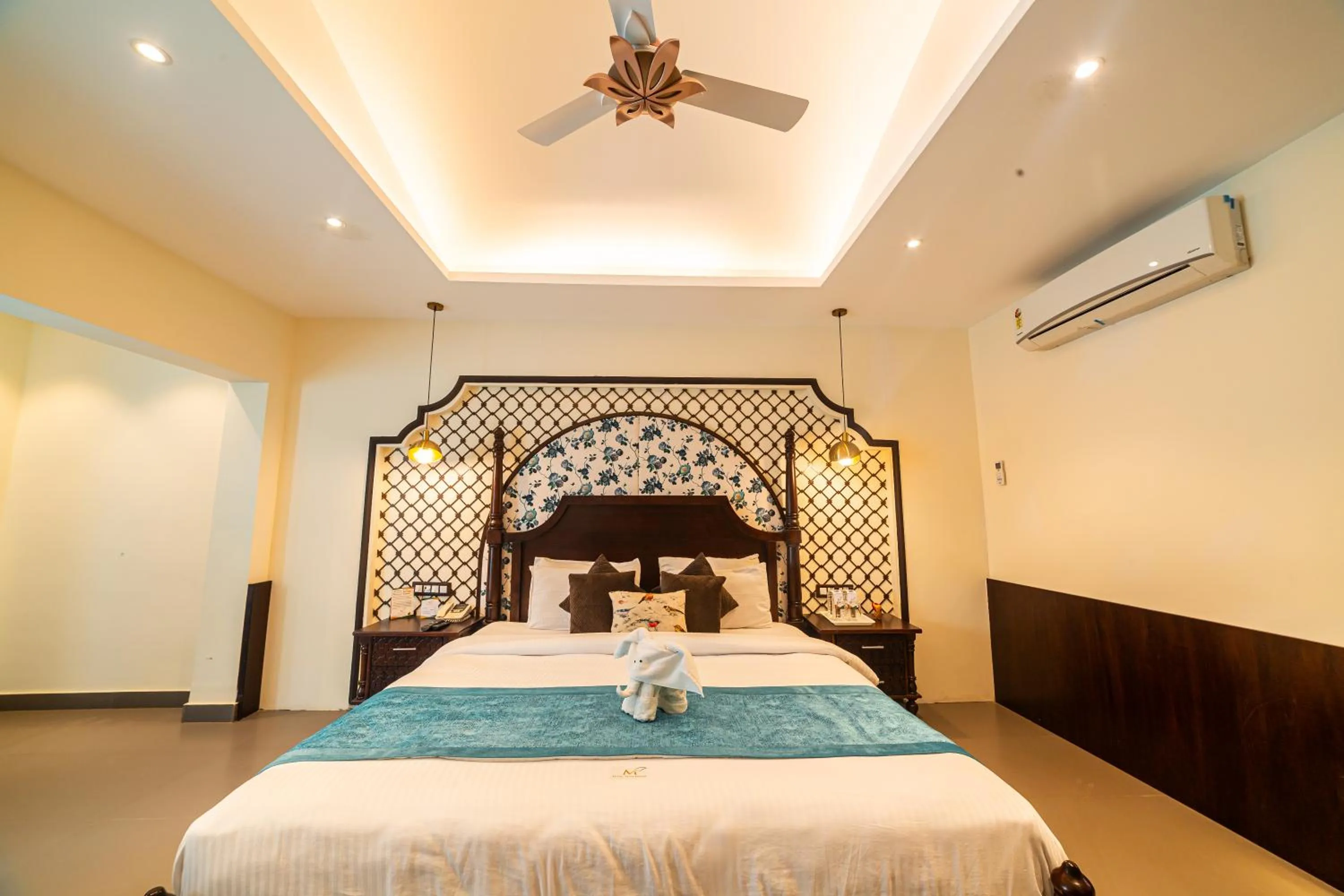 Bedroom, Bed in Manu Maharani Resort