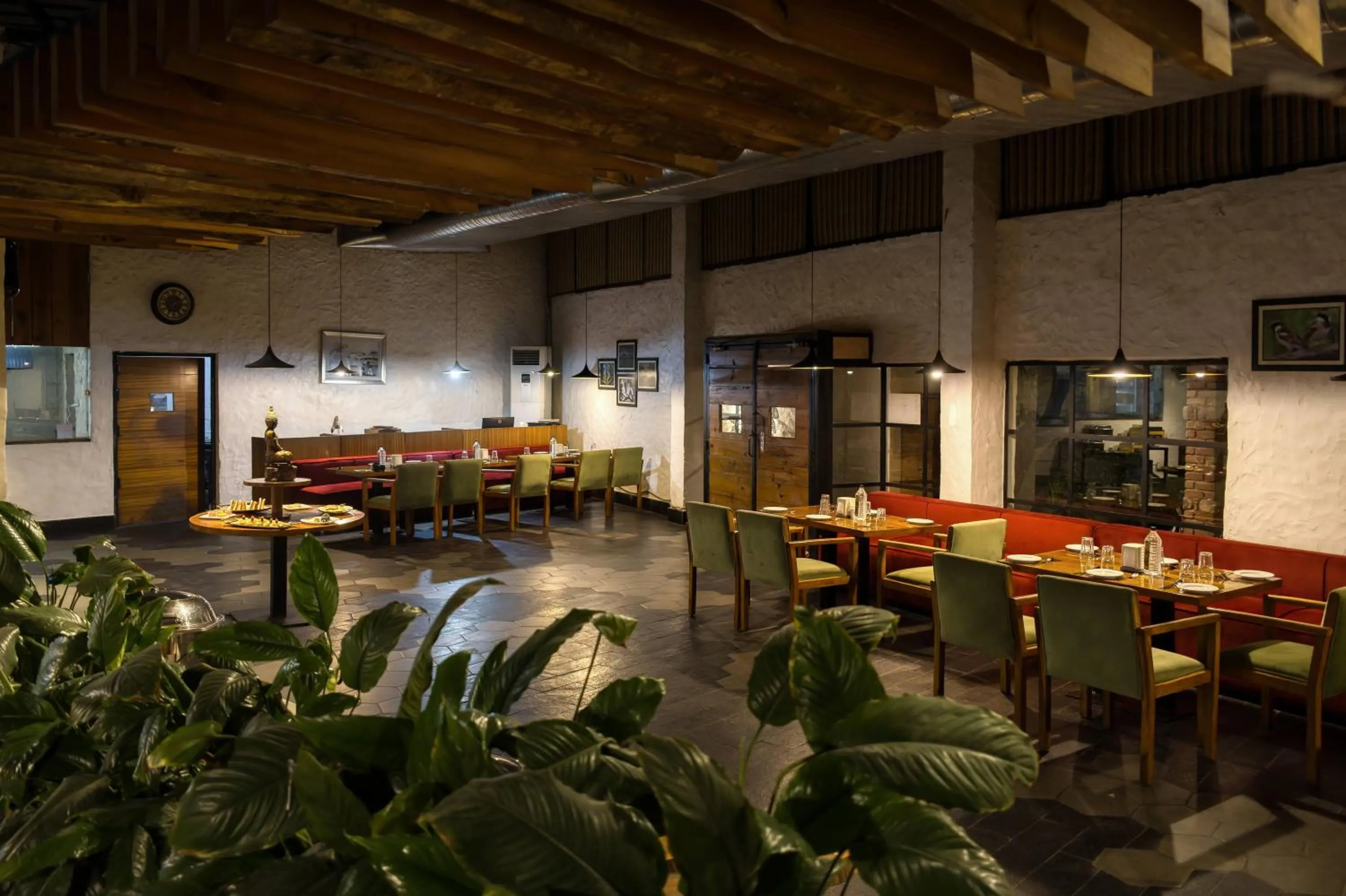 Restaurant/places to eat in Manu Maharani Resort