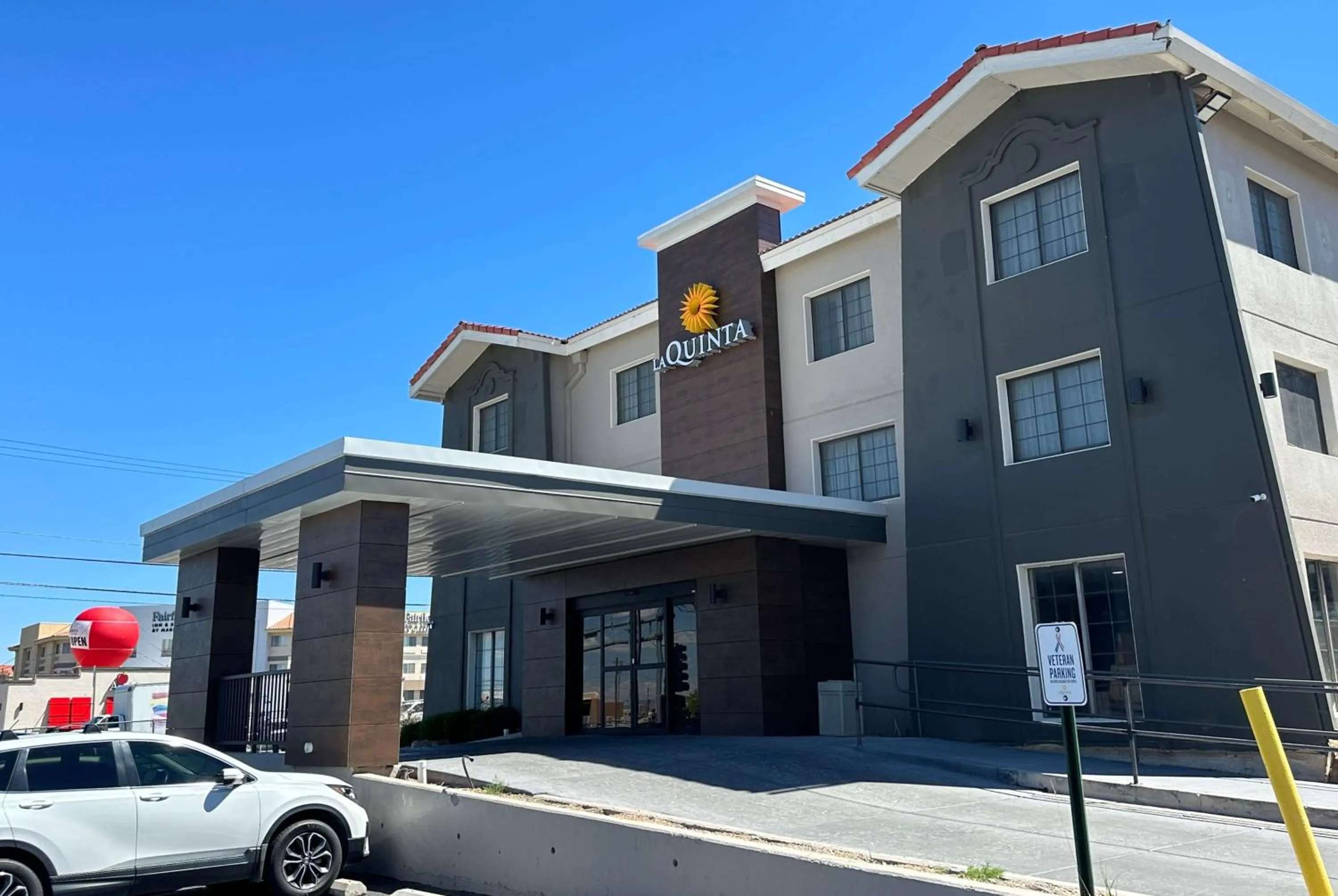 Property building in La Quinta Inn by Wyndham Albuquerque Airport