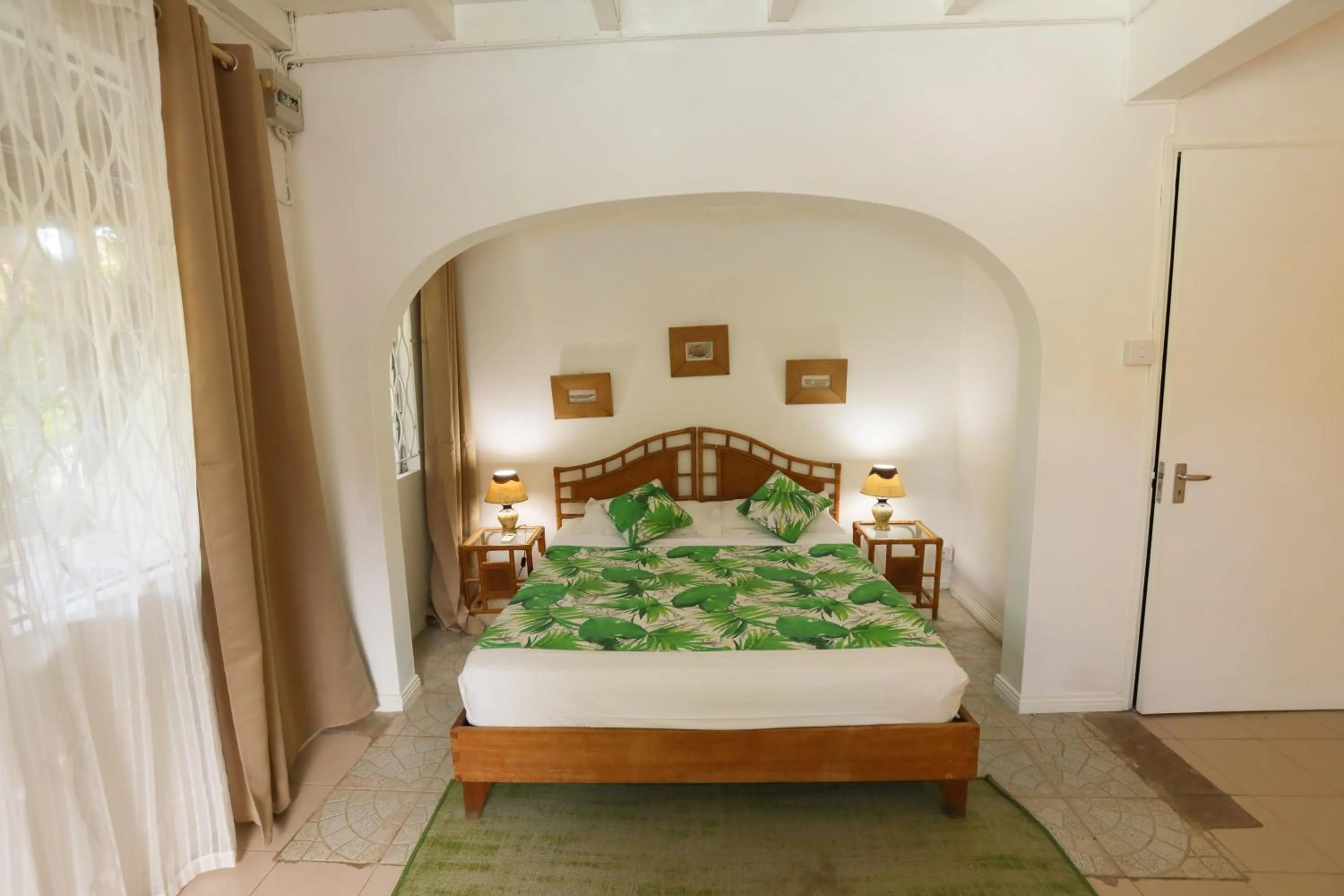 Bedroom, Bed in Chantauvent Guest House