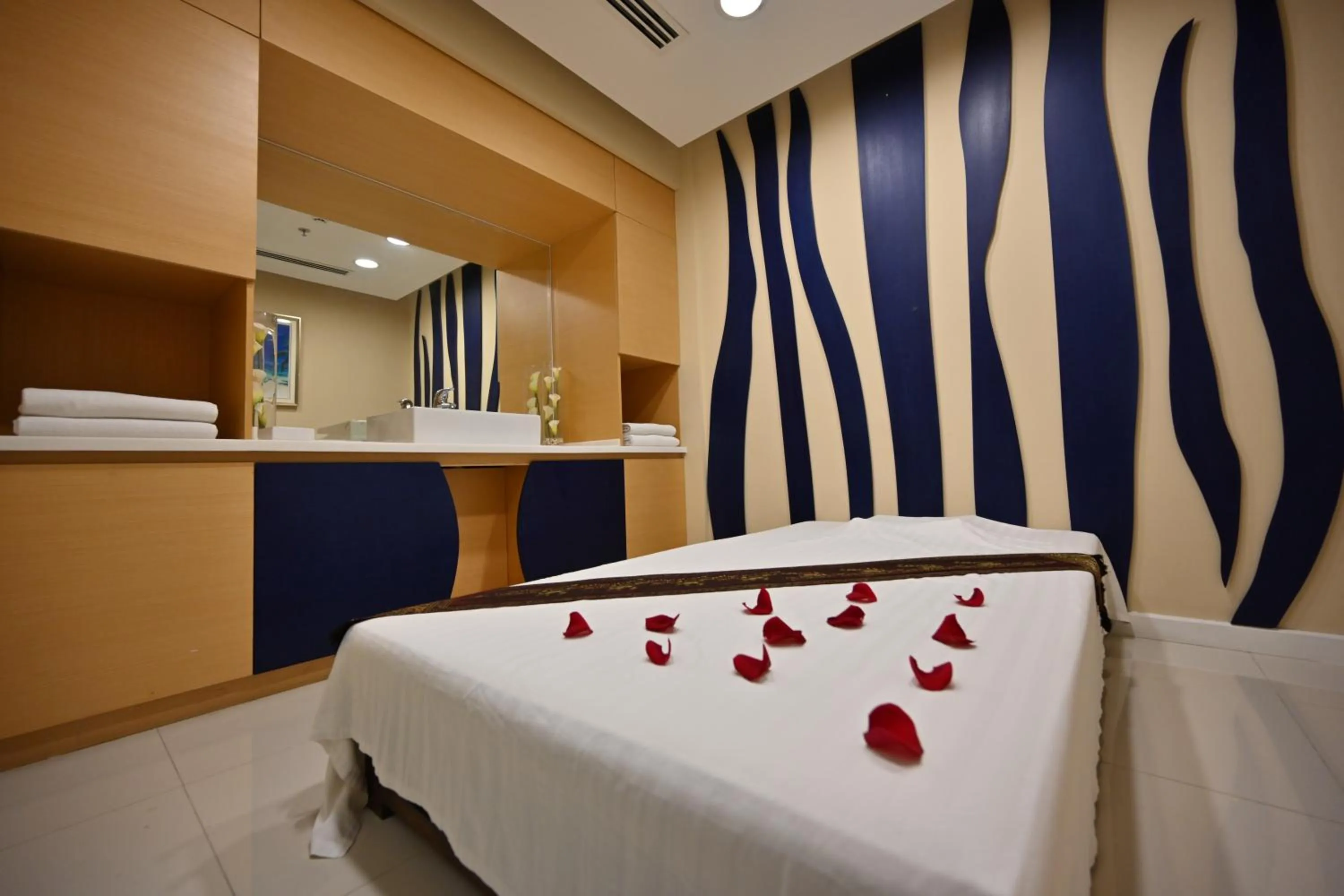 Spa and wellness centre/facilities, Bed in Harbour Suites Hotel