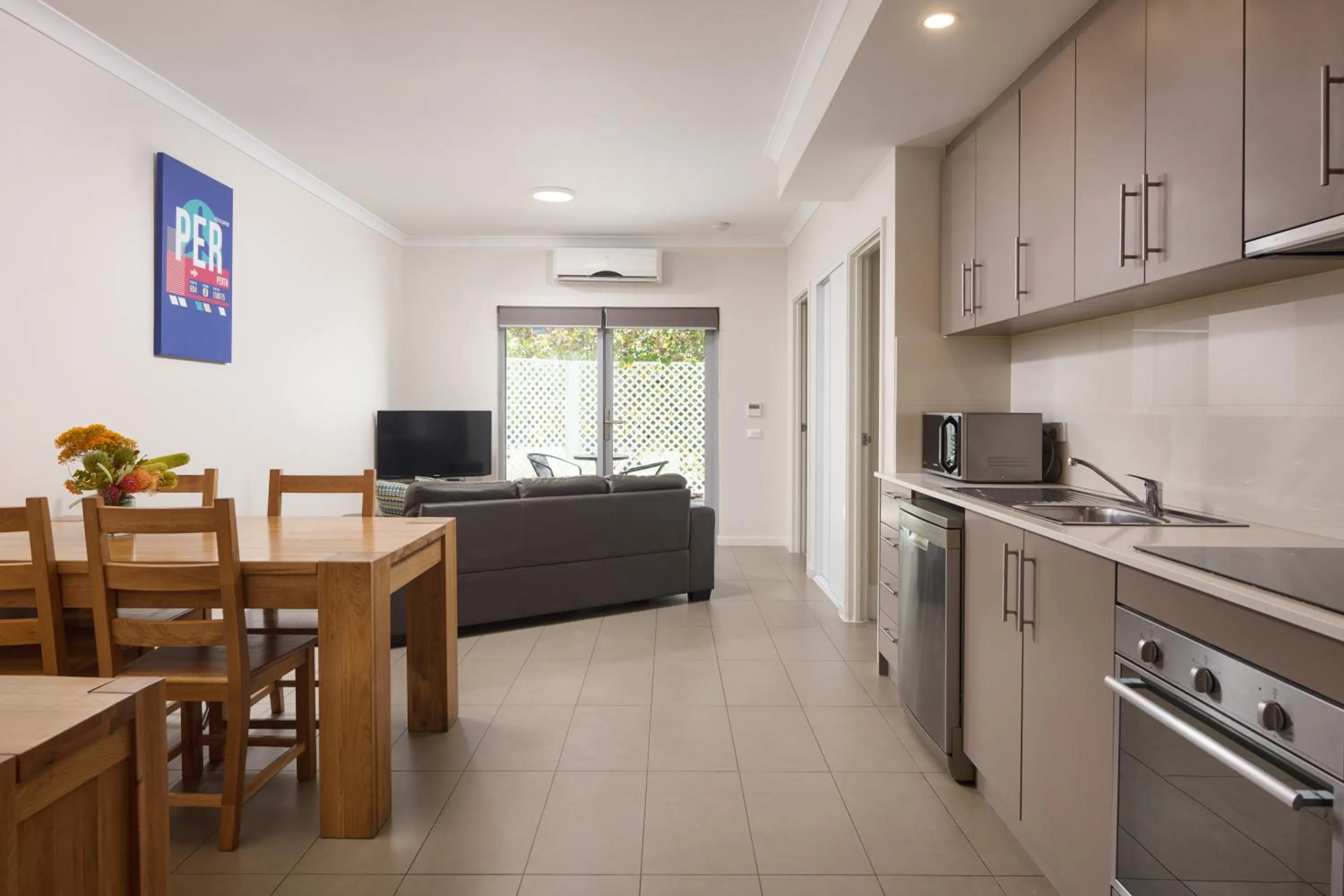 TV and multimedia in Airport Apartments by Vetroblu