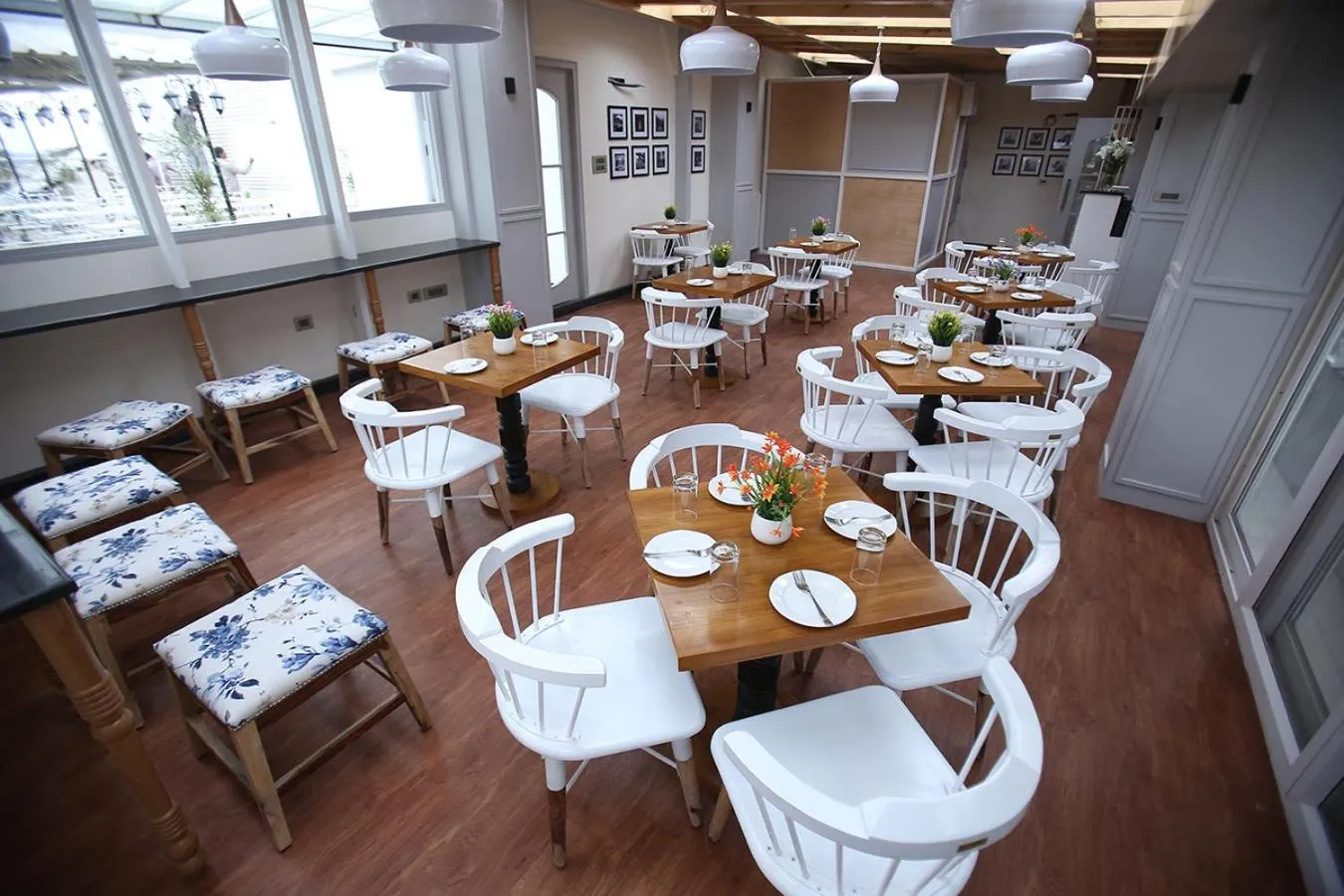 Restaurant/places to eat in Gold Stone Comfort