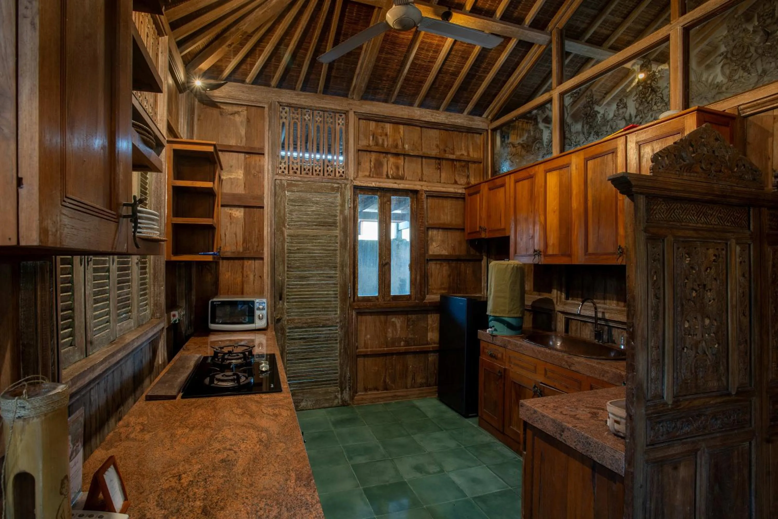 Kitchen or kitchenette in Aryaswara Villa Ubud