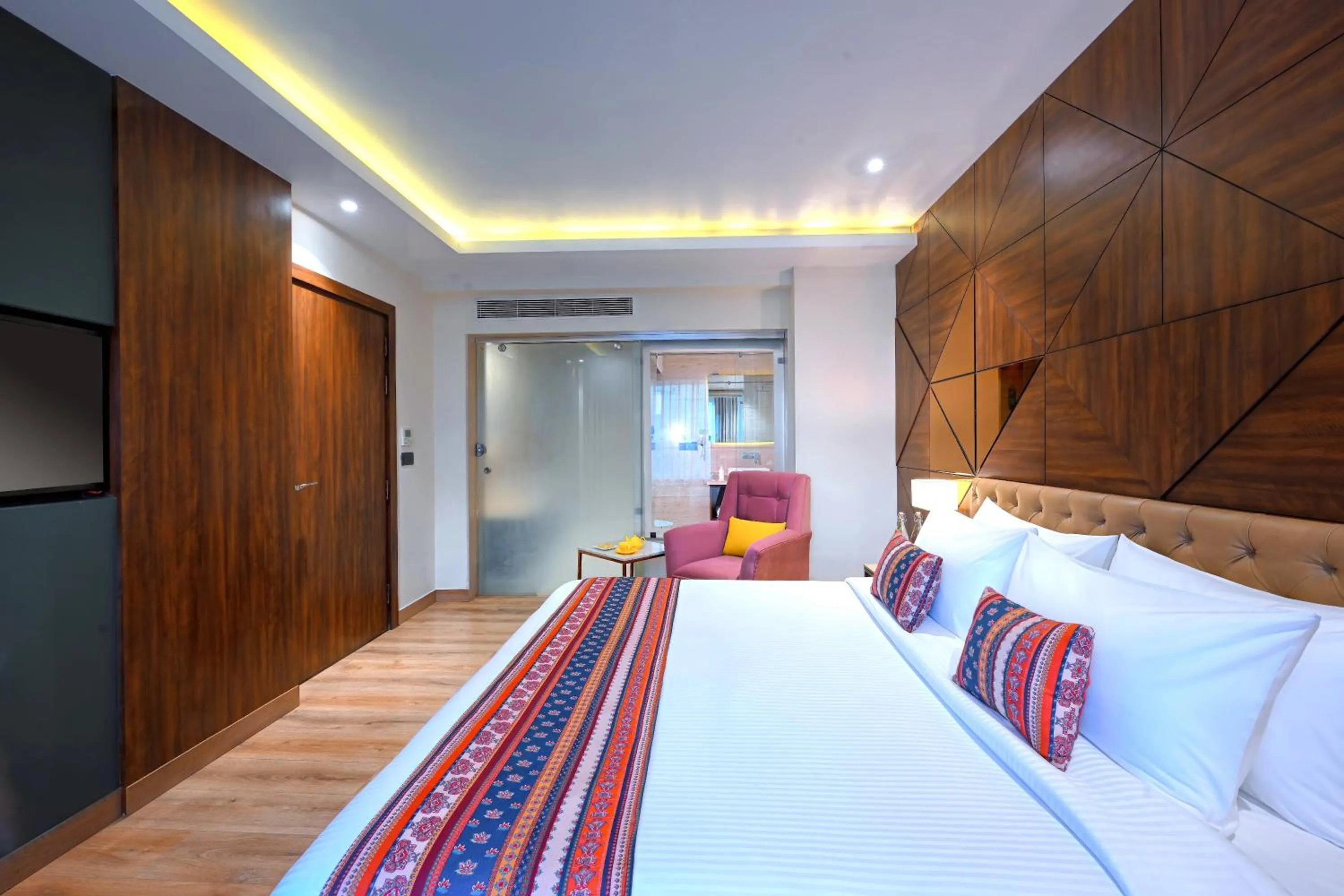 TV and multimedia, Bed in Hotel Royale Regent