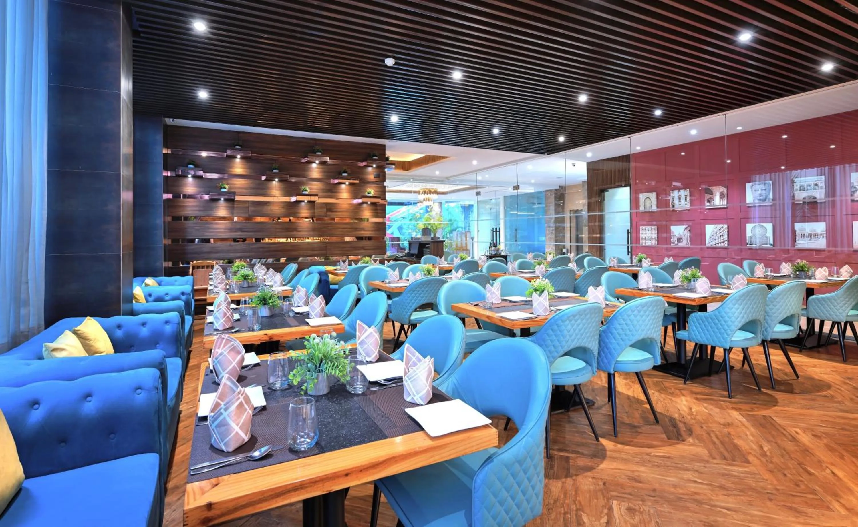 Restaurant/places to eat in Hotel Royale Regent