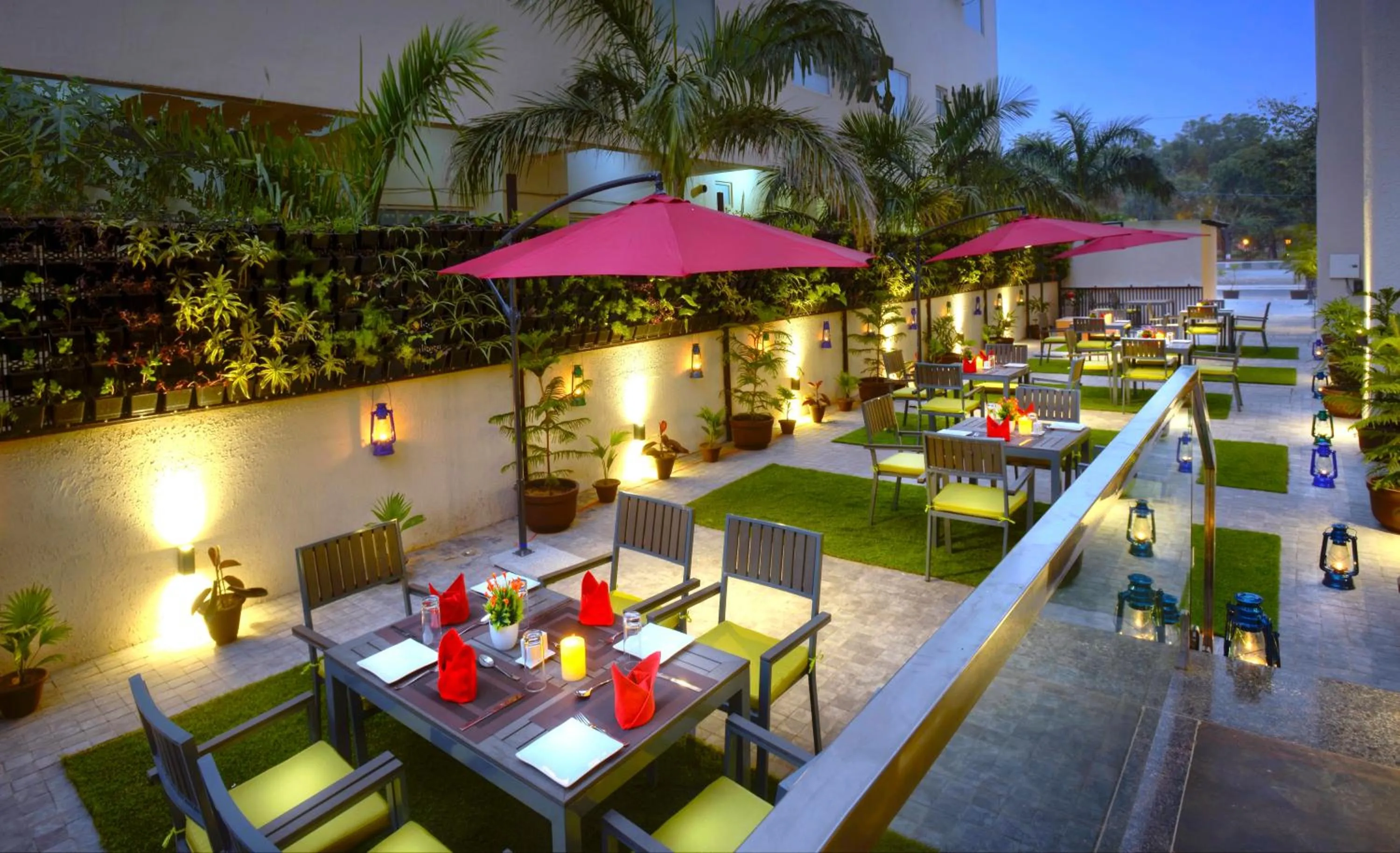 Restaurant/places to eat in Hotel Royale Regent