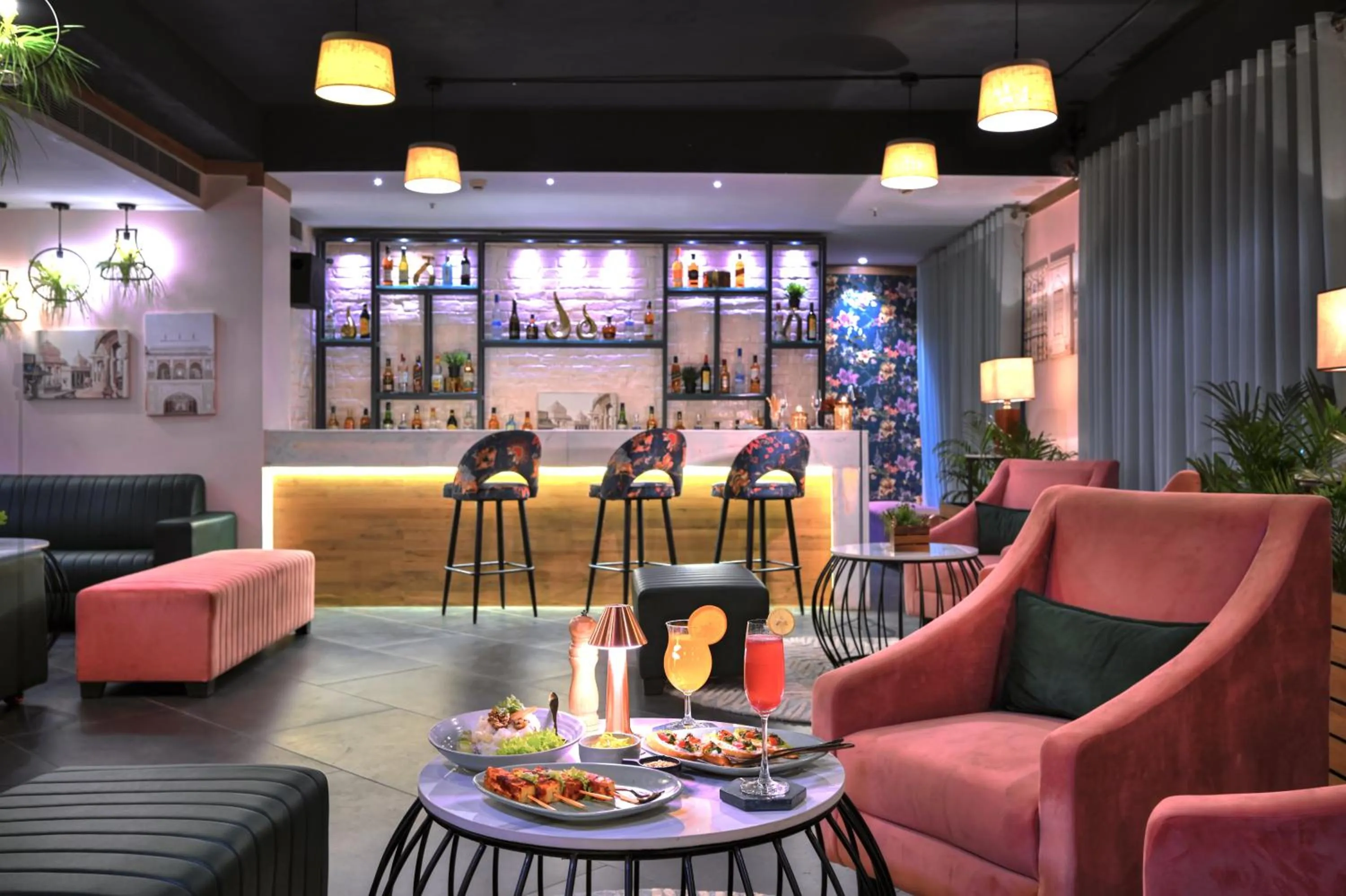 Lounge or bar in Hotel Royale Regent