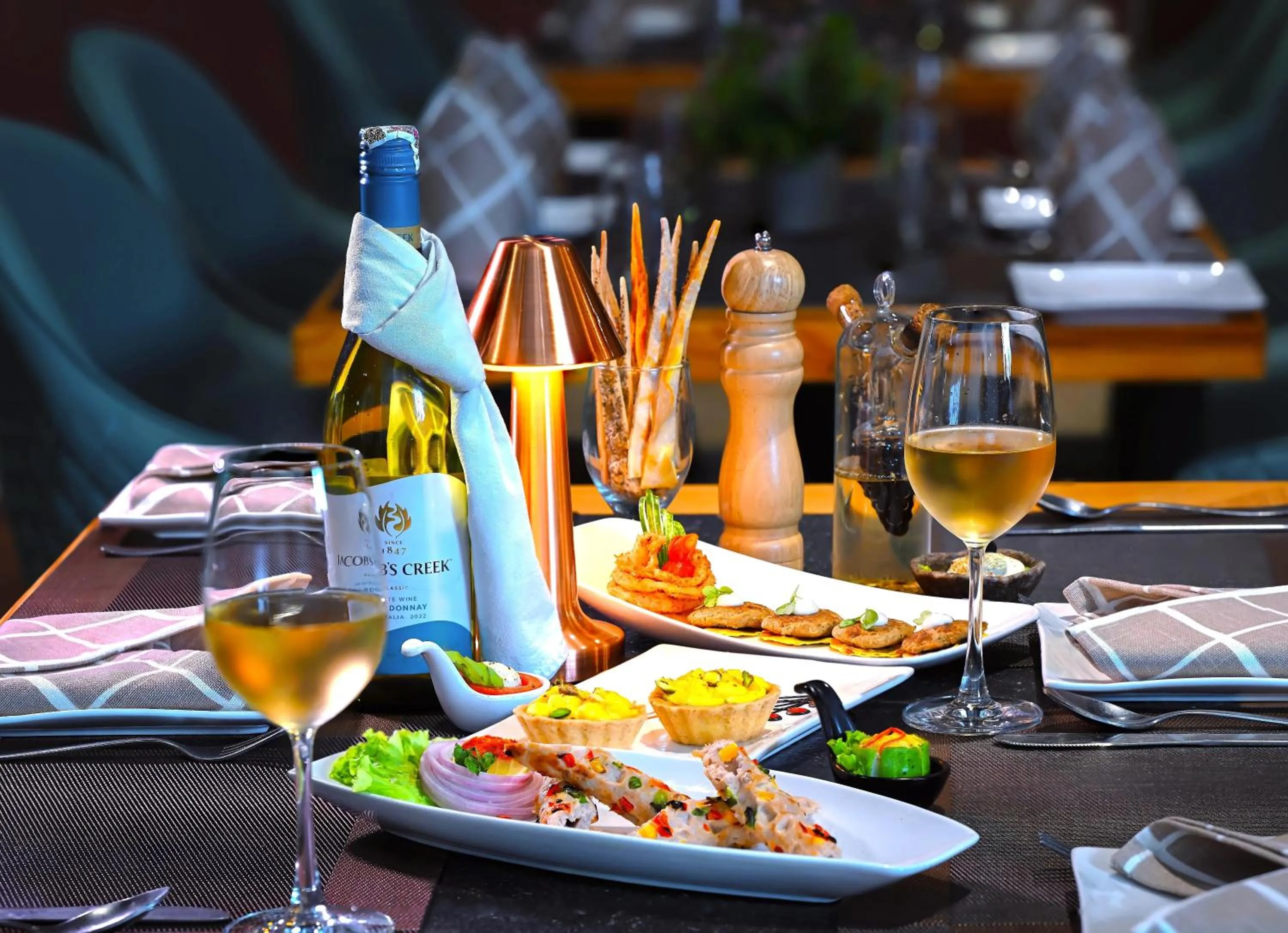 Restaurant/places to eat in Hotel Royale Regent